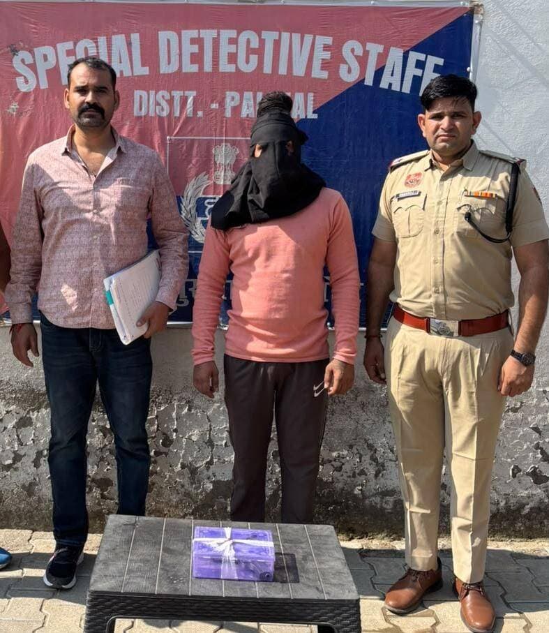 पलवल पुलिस की एएनसी स्टाफ टीम ने अवैध देशी पिस्टल सहित आरोपी धरा।
पलवल पुलिस अपराध और गैर-कानूनी हथियारों के विरुद्ध जीरो टॉलरेंस नीति के तहत निरंतर सख्त कार्रवाई जारी रखेगी-दीप्ति गर्ग, एसपी पलवल।
Aonenews अरविन्द बक्शी
पुलिस प्रवक्ता कार्यालय से प्राप्त जानकारी के अनुसार जिला पुलिस अधीक्षक पलवल दीप्ति गर्ग, आईपीएस के कुशल मार्गदर्शन में अपराध तथा अपराधियों पर प्रभावी अंकुश लगाने के लिए चलाए जा रहे विशेष अभियान के तहत, पलवल पुलिस की एएनसी स्टाफ टीम ने अवैध हथियार रखने के मामले में एक आरोपी को सफलतापूर्वक गिरफ्तार किया है। गिरफ्तार किए गए आरोपी की पहचान सौरव उर्फ़ बिच्छू निवासी गाँव खोकियाका, थाना हथीन, जिला पलवल के रूप में हुई है।
एएनसी स्टाफ प्रभारी उप निरीक्षक हनीश खान ने बताया कि दिनांक 19.10.2026 को एएनसी स्टाफ पलवल में तैनात मुख्य सिपाही राकेश की टीम गश्त पड़ताल अपराध के दौरान गाँव गदपुरी टोल टैक्स पर मौजूद थी। इसी दौरान गुप्त सूचना प्राप्त हुई कि सौरव उर्फ़ बिच्छू, जो अवैध हथियार रखता है, ढुंडसा मोड़ के पास किसी के इंतजार में खड़ा है। सूचना पर तुरंत कार्रवाई करते हुए पुलिस टीम मौके पर पहुंची। पुलिस पार्टी को देखकर आरोपी ने तेज कदमों से भागने का प्रयास किया, लेकिन टीम द्वारा सतर्कता बरतते हुए उसे काबू कर लिया गया।
तलाशी के दौरान आरोपी से एक अवैध देशी पिस्टल बरामद हुई। आरोपी से हथियार का वैध लाइसेंस मांगा गया, जिसे प्रस्तुत करने में वह असमर्थ रहा। नियमानुसार बरामद हथियार को पुलिस कब्जे में लेकर थाना गदपुरी में अभियोग दर्ज कराया गया।
आरोपी को नियमानुसार गिरफ्तार कर आवश्यक वैधानिक कार्रवाई पूरी की गई। आरोपी को आज माननीय न्यायालय के समक्ष पेश कर न्यायिक हिरासत में भेजने की कार्रवाई की जा रही है। पलवल पुलिस अपराध और गैर-कानूनी हथियारों के विरुद्ध जीरो टॉलरेंस नीति के तहत निरंतर सख्त कार्रवाई जारी रखेगी।