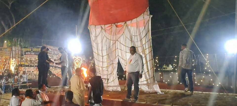 दुर्गा पड़ाव मोहनिया में आज विजयादशमी को रावण का दहन शाम 7 बजे किया गया। प्रिंस सिंह हीरो मोटरबाइक एजेंसी के मालिक के द्वारा..
