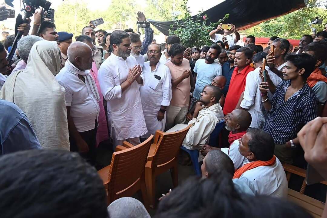 *PK दशहरा के दिन राघोपुर में नाव पलटने से 13 बच्चों की दुखद मृत्यु से पीड़ित परिवारों से मिले, बोले - नाव की फिटनेस,और प्रशासन को जानकारी होने को लेकर लोगों के मन में सवाल है, घटना की उच्चस्तरीय जांच और SDRF पर कार्रवाई होनी चाहिए, दशकर्म में फिर आएंगे ।*
*राघोपुर हादसे पर PK ने की मांग - कम से कम 25 लाख की सहायता राशि पीड़ित परिवार को मिले, सरकार के मुखिया को भी यहां आना चाहिए, जाति और पार्टी हर समय नहीं होना चाहिए*