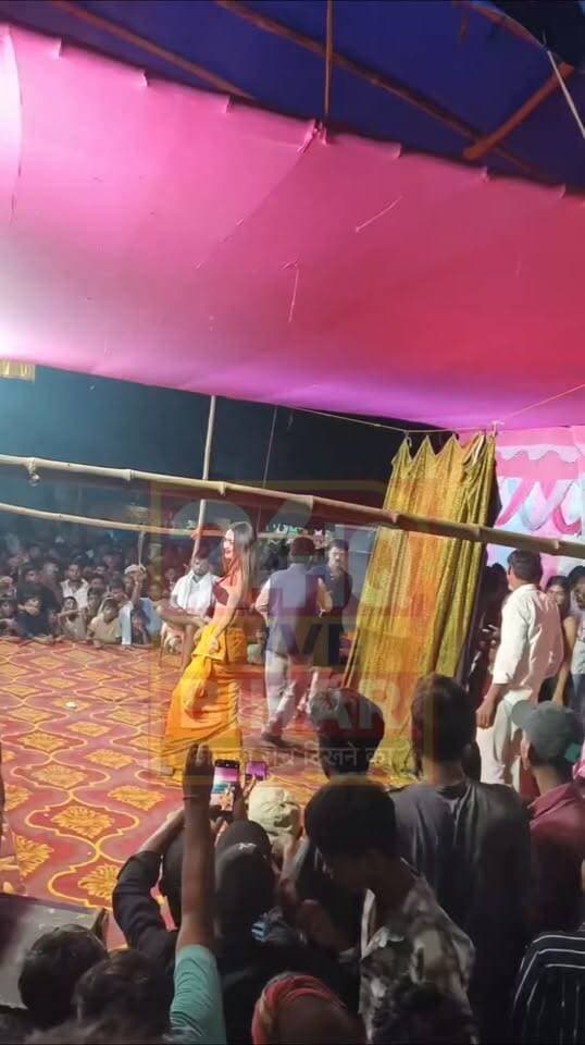 सीतामढ़ी में रीगा मिल चौक पर अश्लील गानों पर बार-बालाओं का डांस, वीडियो वायरल होते ही एक्शन में आई पुलिस!
#Sitamarhi #RigaMillChowk #ViralVideo #BiharNews #SitamarhiPolice #BiharPolice #TrendingNow #BreakingNews #SocialMediaViral #CrimeUpdate
#SAROJRAJA
