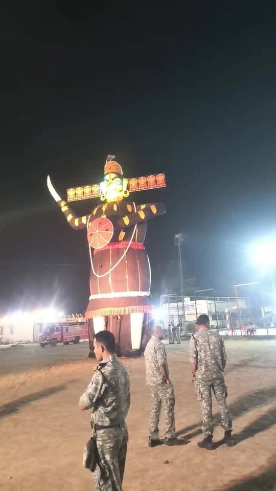 छतरपुर में रावण का पुतला दहन कि तैयारियां पूरी हो चुकी है भीड़ लगातार बढ़ती जा रही है