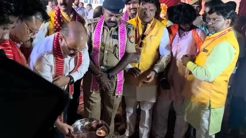 🚨 दशहरा पर्व को लेकर मेरठ पुलिस-प्रशासन अलर्ट, डीएम और एसएसपी ने रामलीला स्थलों का किया निरीक्षण
मेरठ। दशहरा पर्व के दृष्टिगत जिलाधिकारी, मेरठ एवं वरिष्ठ पुलिस अधीक्षक, मेरठ द्वारा टीपीनगर एवं भैंसाली क्षेत्र में आयोजित रामलीला कार्यक्रमों का स्थलीय निरीक्षण कर सुरक्षा एवं कानून-व्यवस्था संबंधी तैयारियों का जायजा लिया गया।
निरीक्षण के दौरान अधिकारियों ने कार्यक्रम स्थलों पर पुलिस बल की तैनाती, भीड़ प्रबंधन, यातायात व्यवस्था एवं श्रद्धालुओं की सुरक्षा से संबंधित व्यवस्थाओं की समीक्षा की। साथ ही रामलीला कार्यक्रमों को सकुशल, शांतिपूर्ण एवं सुव्यवस्थित ढंग से संपन्न कराने के लिए संबंधित पुलिस अधिकारियों एवं कर्मचारियों को आवश्यक दिशा-निर्देश दिए गए।
प्रशासन द्वारा पर्व के दौरान सुरक्षा व्यवस्था बनाए रखने तथा श्रद्धालुओं को सुरक्षित एवं सुगम वातावरण उपलब्ध कराने के लिए आवश्यक तैयारियां सुनिश्चित की जा रही हैं।
#MeerutPolice #Me
