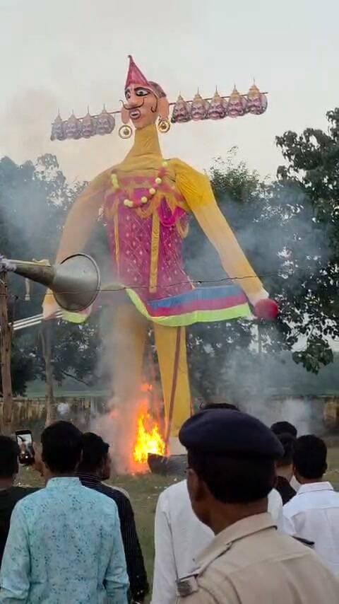 डालमियानगर में हर्षोल्लास के साथ हुआ रावण दहन
विजयादशमी के पावन अवसर पर डेहरी के डालमिया नगर मैदान में रावण दहन कार्यक्रम शांतिपूर्ण एवं हर्षोल्लास के साथ संपन्न हुआ। कार्यक्रम के दौरान बुराई पर अच्छाई और असत्य पर सत्य की विजय का संदेश दिया गया। रावण दहन देखने के लिए लोगों में उत्साह रहा।
कार्यक्रम को लेकर पुलिस-प्रशासन की ओर से सुरक्षा के व्यापक इंतजाम किए गए थे। जिला पदाधिकारी रोहतास दीपक कुमार मिश्रा एवं पुलिस अधीक्षक रोहतास राज के नेतृत्व में लोगों की सुरक्षा और सुविधा को ध्यान में रखते हुए आवश्यक व्यवस्थाएं सुनिश्चित की गईं। प्रशासनिक सतर्कता के बीच रावण दहन का कार्यक्रम शांतिपूर्ण ढंग से संपन्न हुआ।