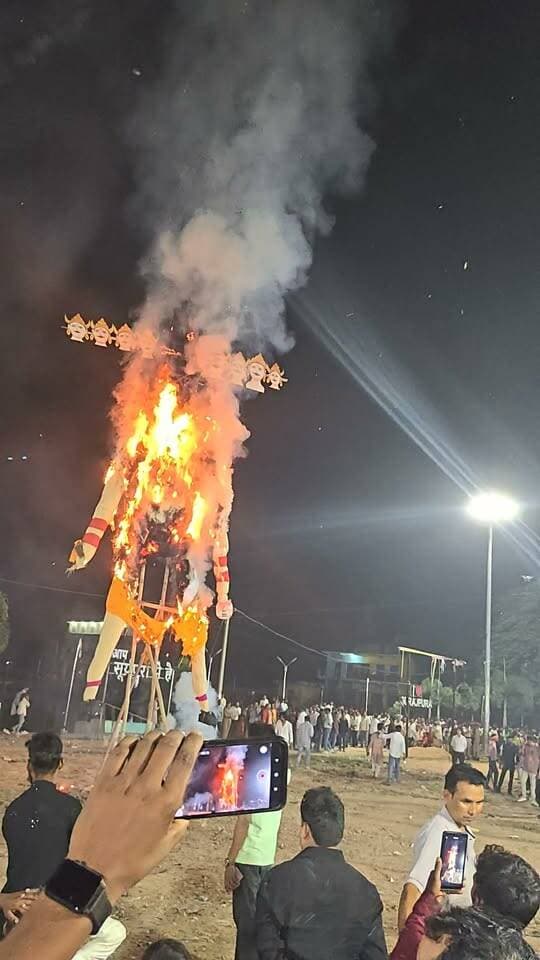 श्रीराम के हाथों हुआ रावण दहन, सूर्यपुरा में उमड़ी भीड़ छात्र संघ बंगालचौक सूर्यपुरा द्वारा कार्यक्रम की आयोजित।