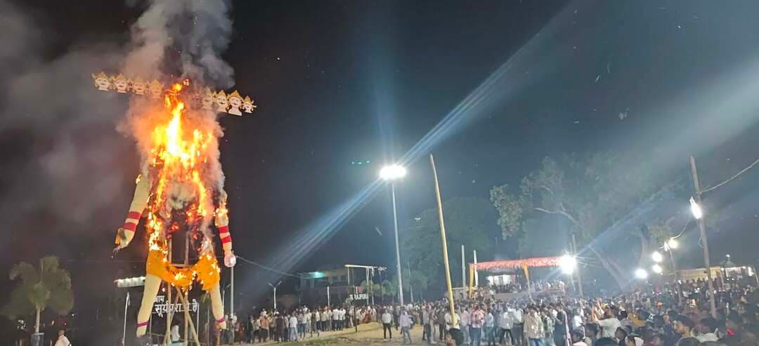 श्रीराम के हाथों हुआ रावण दहन, सूर्यपुरा में उमड़ी भीड़
सूर्यपुरा। विजयादशमी के अवसर पर सूर्यपुरा के बड़ा तालाब पर बंगला चौक पर छात्र संघ सूर्यपुरा की ओर से रावण दहन कार्यक्रम का आयोजन किया गया। कार्यक्रम को लेकर क्षेत्र में उत्साह का माहौल रहा। रावण दहन देखने के लिए बड़ी संख्या में लोग जुटे। इस आयोजन के माध्यम से बुराई पर अच्छाई और असत्य पर सत्य की जीत का संदेश दिया गया।
