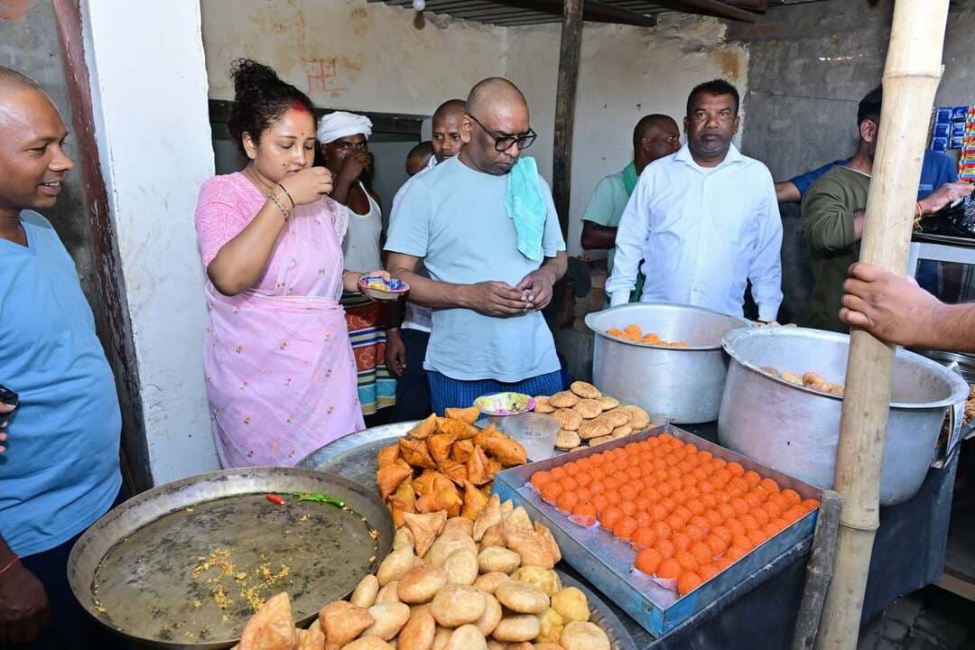 मुख्यमंत्री हेमन्त सोरेन ने बोकारो के कसमार-बरलंगा मुख्य सड़क का निरीक्षण कर निर्माण कार्य की प्रगति और गुणवत्ता का जायजा लिया। विधायक कल्पना सोरेन के साथ स्थानीय दुकान में चाय-पकौड़ी का स्वाद चखा और लोगों से क्षेत्र की जनसुविधाओं पर संवाद किया।
#HemantSoren #हेमन्तसोरेन #KalpanaSoren #कल्पनासोरेन #JharkhandNews #BokaroNews #कसमार #RanchiClubTV