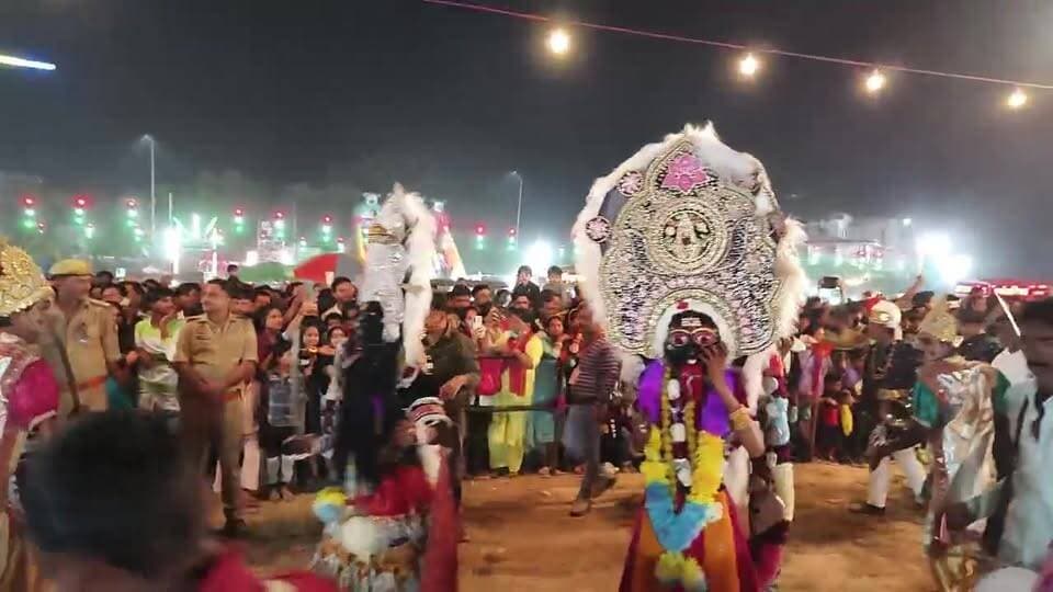 #BAREILLYUPDATE
बरेली में दशहरा पर्व की धूम: आज हार्टमैन मेला ग्राउंड में होगा ऐतिहासिक पुतला दहन...
#vijaydashmi #bareillycity #dasharaMela #todayupdate #bareillycitynews