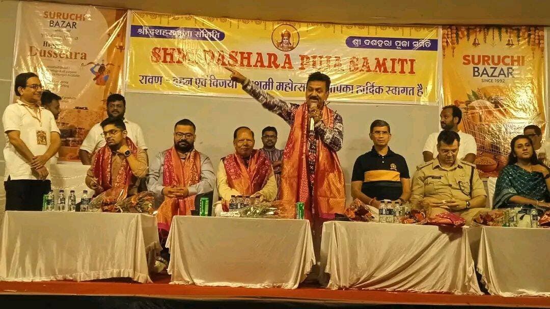 *ରାଉରକେଲା ସେକ୍ଟର-୧୩ ମେଲଣ ପଡିଆରେ ଶ୍ରୀ ଦଶହରା ପୂଜା କମିଟି ପକ୍ଷରୁ ରାବଣ ଦହନ ଏବଂ ବିଜୟା ଦଶମୀ ଉତ୍ସବ ଅନୁଷ୍ଠିତ*
ରାଉରକେଲା ୨୦/୧୦, ଅଧର୍ମ ଉପରେ ଧର୍ମର ବିଜୟ, ଅନ୍ଯାୟ ଉପରେ ନ୍ଯାୟର ବିଜୟ, ଅସତ୍ୟ ଉପରେ ସତ୍ୟର ବିଜୟ ଏବଂ ପାପ ଉପରେ ପୁଣ୍ୟର ବିଜୟକୁ ନେଇ ଶ୍ରୀ ଦଶହରା ପୂଜା କମିଟି ପକ୍ଷରୁ ଆଜି ରାଉରକେଲା ସେକ୍ଟର-୧୩ ମେଲଣ ପଡିଆରେ ଅନୁଷ୍ଠିତ ହୋଇଯାଇଛି ରାବଣ ଦହନ, ବିଜୟା ଦଶମୀ ଉତ୍ସବ ଏବଂ ପ୍ରଭୁ ଶ୍ରୀରାମଙ୍କ ରାଜ୍ୟାଭିଷେକ ଉତ୍ସବ।
ଶ୍ରୀ ଦଶହରା ପୂଜା କମିଟି ପକ୍ଷରୁ ଆୟୋଜିତ ରାବଣ ଦହନ କାର୍ଯ୍ୟକ୍ରମରେ ମୁଖ୍ୟ ଅତିଥି ଭାବରେ ରଘୁନାଥପାଲି ବିଧାୟକ ତଥା ଜିଲ୍ଲା ଯୋଜନା ବୋର୍ଡର ଅଧ୍ୟକ୍ଷ ଦୁର୍ଗା ଚରଣ ତନ୍ତୀ, ରାଉରକେଲା ବିଧାୟକ ସାରଦା ପ୍ରସାଦ ନାୟକ ଯୋଗ ଦେଇଥିଲା ବେଳେ ସୁନ୍ଦରଗଡ ଜିଲ୍ଲାପାଳ ଡକ୍ଟର ଶୁଭଙ୍କର ମହାପାତ୍ର, ପଶ୍ଚିମାଞ୍ଚଳ ପୋଲିସ୍ ଡିଆଇଜି ବ୍ରିଜେଶ କୁମାର ରାୟ, ରାଉରକେଲା ଅତିରିକ୍ତ ଜିଲ୍ଲାପାଳ ତଥା ମହାନଗର ନିଗମ କମିଶନର ଦୀନାଃ ଦସ୍ତଗୀର୍, ରାଉରକେଲା ଆରକ୍ଷୀ ଅଧିକ୍ଷକ ନିତେଶ ଓ୍ବାଧଓ୍ବାନୀ, ରାଉରକେଲା ଡିଏଫ୍ଓ ରବିକାନ୍ତ ମିନା ସମ୍ମାନୀୟ ଅତିଥି ଭାବେ ଯୋଗଦେଇଥିଲେ।
କାର୍ଯ୍ୟକ୍ରମ ଆରମ୍ଭରେ ମୁଖ୍ୟ ଅତିଥି ଏବଂ ସମ୍ମାନୀତ ଅତିଥିମାନଙ୍କ ଦ୍ବାରା ପ୍ରଦୀପ ପ୍ରଜ୍ଜ୍ବଳନ କରାଯିବା ସହିତ ଶ୍ରୀ ଦଶହରା ପୂଜା କମିଟି ପକ୍ଷରୁ ମୁଖ୍ଯ ଅତିଥି ଏବଂ ସମ୍ମାନୀୟ ଅତିଥିମାନଙ୍କୁ ପୁଷ୍ପଗୁଚ୍ଛ ଦେଇ ସମ୍ବର୍ଦ୍ଧିତ କରାଯାଇଥିଲା।
ଅଧର୍ମ ଉପରେ ଧର୍ମର ବିଜୟ, ଅସତ୍ୟ ଉପରେ ସତ୍ୟର ବିଜୟ, ଅନ୍ଯାୟ ଉପରେ ନ୍ଯାୟର ବିଜୟ, ପାପ ଉପରେ ପୁଣ୍ଯର ବିଜୟକୁ ନେଇ ଏହି ଦଶହରା ଉତ୍ସବ ପାଳନ କରାଯିବା ସହିତ ଦୀର୍ଘ ୬୦ ବର୍ଷରୁ ଊର୍ଦ୍ଧ୍ବ, ରାଉରକେଲାରେ ରାବଣ ଓ କୁମ୍ଭକର୍ଣ୍ଣର ଦହନ କରାଯାଉଛି, ଯାହାକି ଓଡିଶାର ପ୍ରଥମ କରି ରାଉରକେଲାରେ ଆରମ୍ଭ କରାଯାଇଛି। ଏହି ରାବଣ ଦହନ କାର୍ଯ୍ୟକ୍ରମ ସହିତ ଆତସବାଜି କାର୍ଯ୍ୟକ୍ରମ ଦେଖିବା ପାଇଁ ହଜାର ହଜାର ସଂଖ୍ୟାରେ ଜନସାଧାରଣ ଆସିଥିବାରୁ ସମସ୍ତଙ୍କୁ ମୁଖ୍ୟ ଅତିଥି ରଘୁନାଥପାଲ୍ଲୀ ବିଧାୟକ ତଥା ଜିଲ୍ଲା ଯୋଜନା ବୋର୍ଡର ଅଧ୍ୟକ୍ଷ ଦୁର୍ଗା ଚରଣ ତନ୍ତୀ, ରାଉରକେଲା ବିଧାୟକ ସାରଦା ପ୍ରସାଦ ନାୟକ ଧନ୍ୟବାଦ ଜଣାଇଥିଲେ।
ମୁଖ୍ୟ ଅତିଥି ଏବଂ ସମ୍ମାନୀୟ ଅତିଥିମାନଙ୍କ ଦ୍ବାରା ୫୫ ଫୁଟ ଉଚ୍ଚର ରାବଣ ଓ ୫୦ ଫୁଟ ଉଚ୍ଚର କୁମ୍ଭକର୍ଣ୍ଣ ଦେହରେ ଅଗ୍ନି ସଂଯୋଗ କରାଯିବା ସହିତ ଆତସବାଜି କାର୍ଯ୍ୟକ୍ରମର ଆରମ୍ଭ କରାଯାଇଥିଲା। ମଞ୍ଚ ଉପରେ ଶ୍ରୀରାମ, ଲକ୍ଷ୍ମଣ, ହନୁମାନ, ସୁଗ୍ରୀବ ଏବଂ ମାତା ସୀତାଙ୍କ ବାଲ୍ଯ ସ୍ବରୂପଙ୍କୁ ଅତିଥିମାନେ ପୁଷ୍ପମାଲ୍ଯ ପିନ୍ଧାଇ ପ୍ରସାଦ ଖୁଆଇଥିଲେ।
ଶ୍ରୀ ଦଶହରା ପୂଜା କମିଟିର ସଂଯୋଜକ ସୁରେଶ କେଜ୍ରିୱାଲ, ସଭାପତି ରାହୁଲ ଅଗ୍ରୱାଲ, ସମ୍ପାଦକ ପୱନ ଖେମାନୀ, କୋଷାଧ୍ୟକ୍ଷ ଗୌରବ ସିଂଘଲଙ୍କ ସମେତ ପୂର୍ବତନ ସଭାପତି ପବନ ଅଗ୍ରୱାଲ, ସଦସ୍ୟ ପ୍ରତୀକ