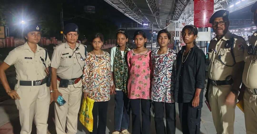 कटिहार के मनसाही थाना क्षेत्र से लापता हुई पांचों बच्चियां सुरक्षित मिल गई हैं। पुलिस ने सभी बच्चियों को अपने पास सुरक्षित रखा है। बच्चियों के सकुशल मिलने से परिजनों ने राहत की सांस ली है। इस दौरान सहयोग करने वाले सभी लोगों और तत्परता दिखाने वाली पुलिस टीम का हृदय से धन्यवाद।