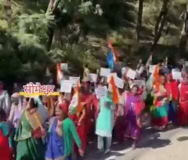 फूफा ने फैला दिया रायता तो कांग्रेस इसे कहाँ समेटने देंगी। कांग्रेसी 210 करोड़ के घोटाले की जांच को लेकर रेखा के सोमेश्वर स्थित आवास पर प्रदर्शन करने लगे। #फूफा को रेखा बुआ की पुलिस कब पकड़ेगी पता नहीं। लेकिन फूफा तो अब बुआ से गिन गिन कर बदल लेने के मूड दिख रहे हैं। बुआ भी तो कहां इस फूहड़ फूफा को ढो रही है। इतने साल से अत्याचार सह रही रही है। #rekhaarya #girdharilalsaahu #hightlightlienminhhuyenthoai #followersnonfollowers