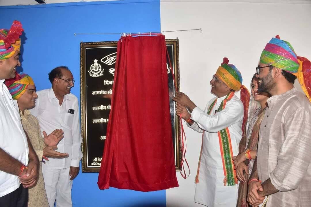 सांसद श्री सुधीर गुप्ता द्वारा पुलिस लाइन मंदसौर में नवनिर्मित जिम का लोकार्पण भी किया गया।
इस दौरान जिला पंचायत अध्यक्ष श्रीमती दुर्गा विजय पाटीदार, विधायक श्री विपिन जैन, पूर्व विधायक श्री यशपाल सिंह सिसोदिया, कलेक्टर श्री दिव्यांक सिंह, पुलिस अधीक्षक श्री विनोद कुमार मीना, अतिरिक्त पुलिस अधीक्षक श्री टी.एस. बघेल, एसडीएम श्री शुभम पाटीदार सहित जनप्रतिनिधि एवं अधिकारी उपस्थित रहे।
#Mandsaur
#मंदसौर