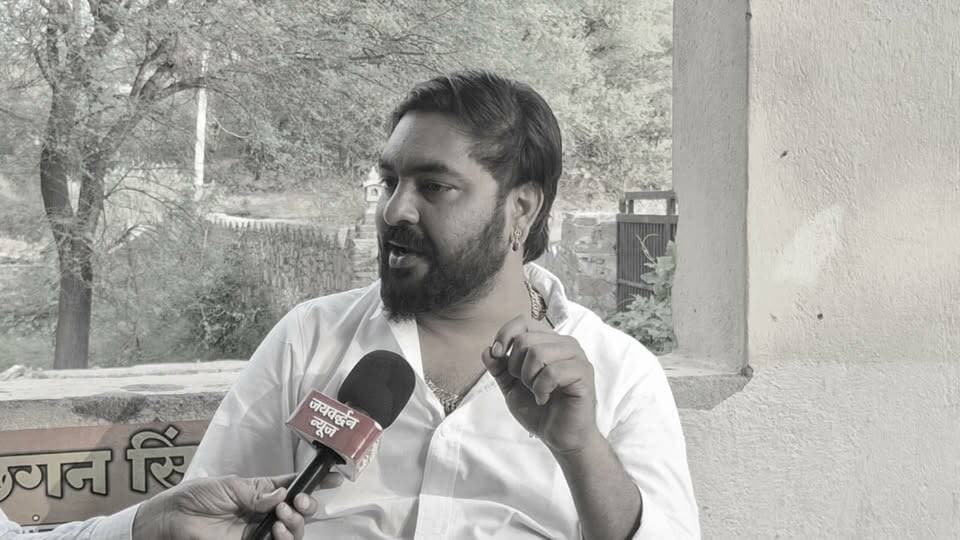 पिपलांत्री की तर्ज पर फतेहपुर का विकास करवाने का संकल्प, सरपंच प्रत्याशी अन्सी परमार मैदान में!
राजसमंद जिले की फतेहपुर पंचायत से सरपंच प्रत्याशी अन्सी छगनसिंह परमार चुनावी मैदान में हैं। उनके बेटे किशोरसिंह ने कहा कि वे समाजसेवा के उद्देश्य से चुनाव लड़ रही हैं और पंचायत के लोगों को बेहतर सुविधाएं उपलब्ध कराना उनकी प्राथमिकता रहेगी। अन्सी छगनसिंह परमार के अनुसार, पंचायत में आज भी लोगों को मूलभूत सुविधाओं की कमी का सामना करना पड़ रहा है। यदि जनता उन्हें सेवा का अवसर देती है, तो वे फतेहपुर को एक बेहतर और विकसित पंचायत बनाने के लिए प्रयास करेंगी।
.
#Rajsamandnews #PAnchyatchunav #Jaivardhannews