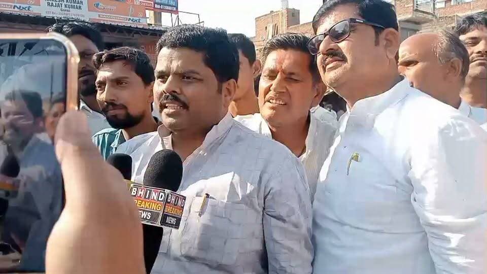गोरमी में कांग्रेस ने ज्ञानेश कुमार का किया पुतला दहन #chambalsambhagkiawaaz #BhindNews #भिंड #viralreelschallenge #viralvideos #news #BreakingNews #gwalior #LiveNews Rahul Singh Bhadoria Mehgaon Collector Office Bhind