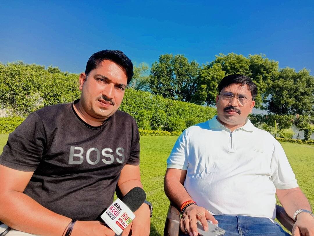 आज भिंड जिले के सुप्रसिद्ध गांव मानहड़ मैं जाने-माने बिजनेसमैन दिलीप सिंह भदोरिया जी के महा अभय फार्म हाउस पर सुबह चाय पर चर्चा के दौरान ली गई एक शानदार सेल्फी..
