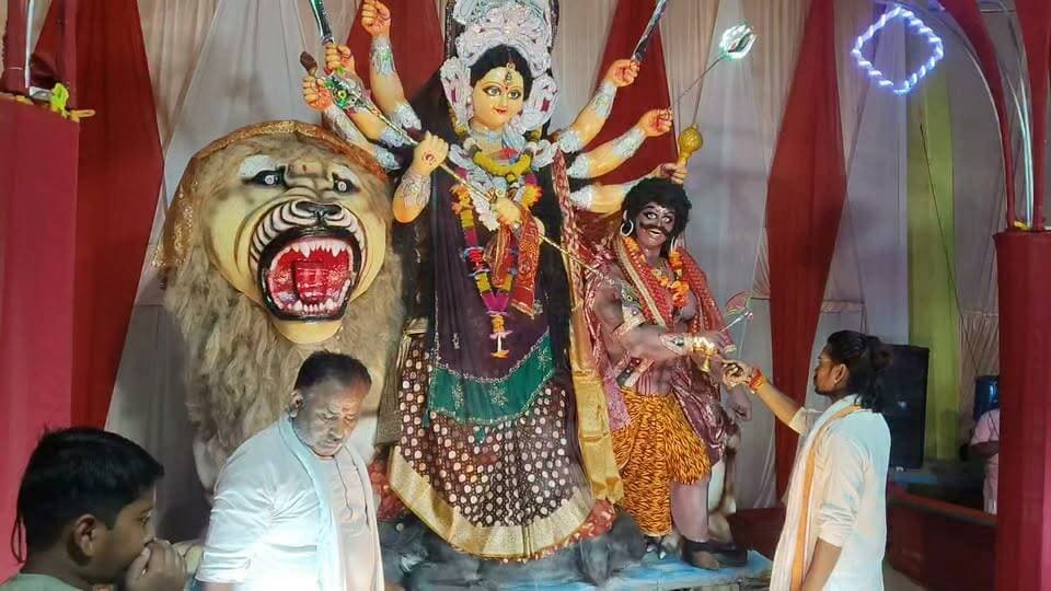 चित्रकूट के पहाड़ी कस्बे में माता रानी की आरती में उमड़ा श्रद्धालुओं का उत्साह, कल नम आंखों से होगी विदाई
चित्रकूट। जनपद चित्रकूट के पहाड़ी कस्बे में शारदीय नवरात्रि एवं दशहरा पर्व के अवसर पर माता रानी की भक्ति और श्रद्धा का माहौल देखने को मिल रहा है। माता रानी के पंडाल में प्रतिदिन श्रद्धालु पहुंचकर पूजा-अर्चना कर रहे हैं और पूरे भक्तिभाव के साथ मां की आरती में शामिल हो रहे हैं।
मंगलवार की रात माता रानी की आरती के दौरान बड़ी संख्या में श्रद्धालु एकत्रित हुए। इस दौरान भक्तों ने मां के जयकारे लगाए और क्षेत्र की सुख-समृद्धि, खुशहाली एवं शांति की कामना की। आरती के समय पूरा वातावरण भक्तिमय हो गया। श्रद्धालुओं ने हर्षोल्लास के साथ माता रानी की आराधना की।
वहीं, नवरात्रि के समापन और माता रानी की विदाई को लेकर भक्तों के मन में खुशी के साथ भावुकता भी देखने को मिल रही है। बुधवार को माता रानी की प्रतिमा का विसर्जन कर उन्हें विदाई दी जाएगी। मां की विदाई की बात सोचकर श्रद्धालु भावुक हैं। भक्तों का कहना है कि मां अगले वर्ष फिर से आएंगी और सभी पर अपनी कृपा बनाए रखेंगी।
पहाड़ी कस्बे में माता रानी के जयकारों के बीच श्रद्धालु नम आंखों से मां को विदाई देने की तैयारी कर रहे हैं। बोलो जय माता दी!
