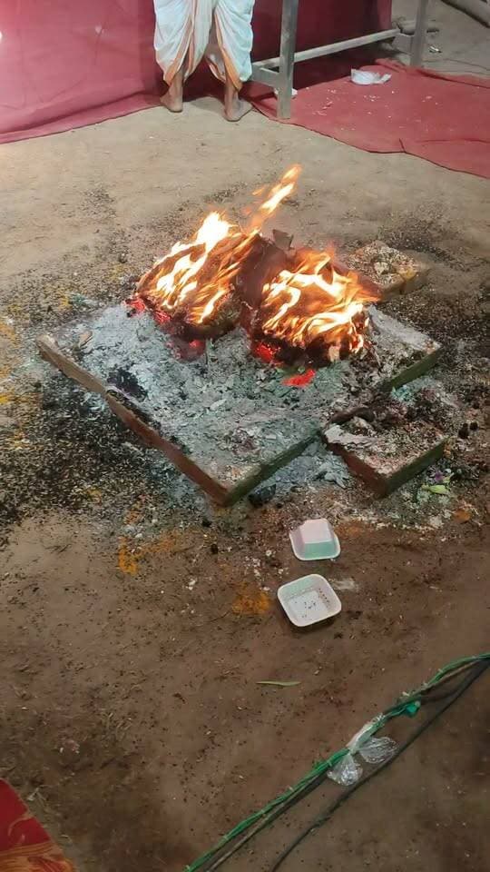 चित्रकूट के पहाड़ी कस्बे में माता रानी की आरती में उमड़ा श्रद्धालुओं का उत्साह, कल नम आंखों से होगी विदाई
चित्रकूट। जनपद चित्रकूट के पहाड़ी कस्बे में शारदीय नवरात्रि एवं दशहरा पर्व के अवसर पर माता रानी की भक्ति और श्रद्धा का माहौल देखने को मिल रहा है। माता रानी के पंडाल में प्रतिदिन श्रद्धालु पहुंचकर पूजा-अर्चना कर रहे हैं और पूरे भक्तिभाव के साथ मां की आरती में शामिल हो रहे हैं।
मंगलवार की रात माता रानी की आरती के दौरान बड़ी संख्या में श्रद्धालु एकत्रित हुए। इस दौरान भक्तों ने मां के जयकारे लगाए और क्षेत्र की सुख-समृद्धि, खुशहाली एवं शांति की कामना की। आरती के समय पूरा वातावरण भक्तिमय हो गया। श्रद्धालुओं ने हर्षोल्लास के साथ माता रानी की आराधना की।
वहीं, नवरात्रि के समापन और माता रानी की विदाई को लेकर भक्तों के मन में खुशी के साथ भावुकता भी देखने को मिल रही है। बुधवार को माता रानी की प्रतिमा का विसर्जन कर उन्हें विदाई दी जाएगी। मां की विदाई की बात सोचकर श्रद्धालु भावुक हैं। भक्तों का कहना है कि मां अगले वर्ष फिर से आएंगी और सभी पर अपनी कृपा बनाए रखेंगी।
पहाड़ी कस्बे में माता रानी के जयकारों के बीच श्रद्धालु नम आंखों से मां को विदाई देने की तैयारी कर रहे हैं। बोलो जय माता दी!