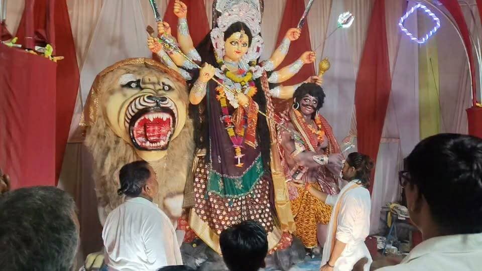 चित्रकूट के पहाड़ी कस्बे में माता रानी की आरती में उमड़ा श्रद्धालुओं का उत्साह, कल नम आंखों से होगी विदाई
चित्रकूट। जनपद चित्रकूट के पहाड़ी कस्बे में शारदीय नवरात्रि एवं दशहरा पर्व के अवसर पर माता रानी की भक्ति और श्रद्धा का माहौल देखने को मिल रहा है। माता रानी के पंडाल में प्रतिदिन श्रद्धालु पहुंचकर पूजा-अर्चना कर रहे हैं और पूरे भक्तिभाव के साथ मां की आरती में शामिल हो रहे हैं।
मंगलवार की रात माता रानी की आरती के दौरान बड़ी संख्या में श्रद्धालु एकत्रित हुए। इस दौरान भक्तों ने मां के जयकारे लगाए और क्षेत्र की सुख-समृद्धि, खुशहाली एवं शांति की कामना की। आरती के समय पूरा वातावरण भक्तिमय हो गया। श्रद्धालुओं ने हर्षोल्लास के साथ माता रानी की आराधना की।
वहीं, नवरात्रि के समापन और माता रानी की विदाई को लेकर भक्तों के मन में खुशी के साथ भावुकता भी देखने को मिल रही है। बुधवार को माता रानी की प्रतिमा का विसर्जन कर उन्हें विदाई दी जाएगी। मां की विदाई की बात सोचकर श्रद्धालु भावुक हैं। भक्तों का कहना है कि मां अगले वर्ष फिर से आएंगी और सभी पर अपनी कृपा बनाए रखेंगी।
पहाड़ी कस्बे में माता रानी के जयकारों के बीच श्रद्धालु नम आंखों से मां को विदाई देने की तैयारी कर रहे हैं। बोलो जय माता दी!