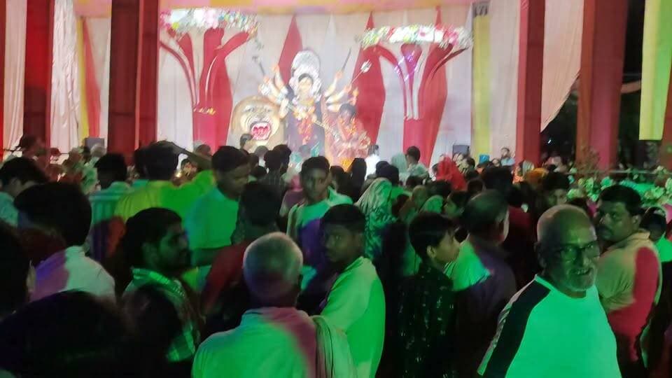 चित्रकूट के पहाड़ी कस्बे में माता रानी की आरती में उमड़ा श्रद्धालुओं का उत्साह, कल नम आंखों से होगी विदाई
चित्रकूट। जनपद चित्रकूट के पहाड़ी कस्बे में शारदीय नवरात्रि एवं दशहरा पर्व के अवसर पर माता रानी की भक्ति और श्रद्धा का माहौल देखने को मिल रहा है। माता रानी के पंडाल में प्रतिदिन श्रद्धालु पहुंचकर पूजा-अर्चना कर रहे हैं और पूरे भक्तिभाव के साथ मां की आरती में शामिल हो रहे हैं।
मंगलवार की रात माता रानी की आरती के दौरान बड़ी संख्या में श्रद्धालु एकत्रित हुए। इस दौरान भक्तों ने मां के जयकारे लगाए और क्षेत्र की सुख-समृद्धि, खुशहाली एवं शांति की कामना की। आरती के समय पूरा वातावरण भक्तिमय हो गया। श्रद्धालुओं ने हर्षोल्लास के साथ माता रानी की आराधना की।
वहीं, नवरात्रि के समापन और माता रानी की विदाई को लेकर भक्तों के मन में खुशी के साथ भावुकता भी देखने को मिल रही है। बुधवार को माता रानी की प्रतिमा का विसर्जन कर उन्हें विदाई दी जाएगी। मां की विदाई की बात सोचकर श्रद्धालु भावुक हैं। भक्तों का कहना है कि मां अगले वर्ष फिर से आएंगी और सभी पर अपनी कृपा बनाए रखेंगी।
पहाड़ी कस्बे में माता रानी के जयकारों के बीच श्रद्धालु नम आंखों से मां को विदाई देने की तैयारी कर रहे हैं। बोलो जय माता दी!