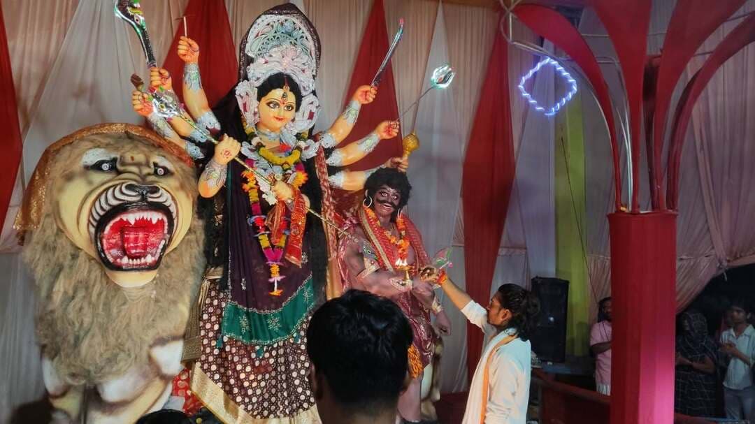 चित्रकूट के पहाड़ी कस्बे में माता रानी की आरती में उमड़ा श्रद्धालुओं का उत्साह, कल नम आंखों से होगी विदाई
चित्रकूट। जनपद चित्रकूट के पहाड़ी कस्बे में शारदीय नवरात्रि एवं दशहरा पर्व के अवसर पर माता रानी की भक्ति और श्रद्धा का माहौल देखने को मिल रहा है। माता रानी के पंडाल में प्रतिदिन श्रद्धालु पहुंचकर पूजा-अर्चना कर रहे हैं और पूरे भक्तिभाव के साथ मां की आरती में शामिल हो रहे हैं।
मंगलवार की रात माता रानी की आरती के दौरान बड़ी संख्या में श्रद्धालु एकत्रित हुए। इस दौरान भक्तों ने मां के जयकारे लगाए और क्षेत्र की सुख-समृद्धि, खुशहाली एवं शांति की कामना की। आरती के समय पूरा वातावरण भक्तिमय हो गया। श्रद्धालुओं ने हर्षोल्लास के साथ माता रानी की आराधना की।
वहीं, नवरात्रि के समापन और माता रानी की विदाई को लेकर भक्तों के मन में खुशी के साथ भावुकता भी देखने को मिल रही है। बुधवार को माता रानी की प्रतिमा का विसर्जन कर उन्हें विदाई दी जाएगी। मां की विदाई की बात सोचकर श्रद्धालु भावुक हैं। भक्तों का कहना है कि मां अगले वर्ष फिर से आएंगी और सभी पर अपनी कृपा बनाए रखेंगी।
पहाड़ी कस्बे में माता रानी के जयकारों के बीच श्रद्धालु नम आंखों से मां को विदाई देने की तैयारी कर रहे हैं। बोलो जय माता दी!