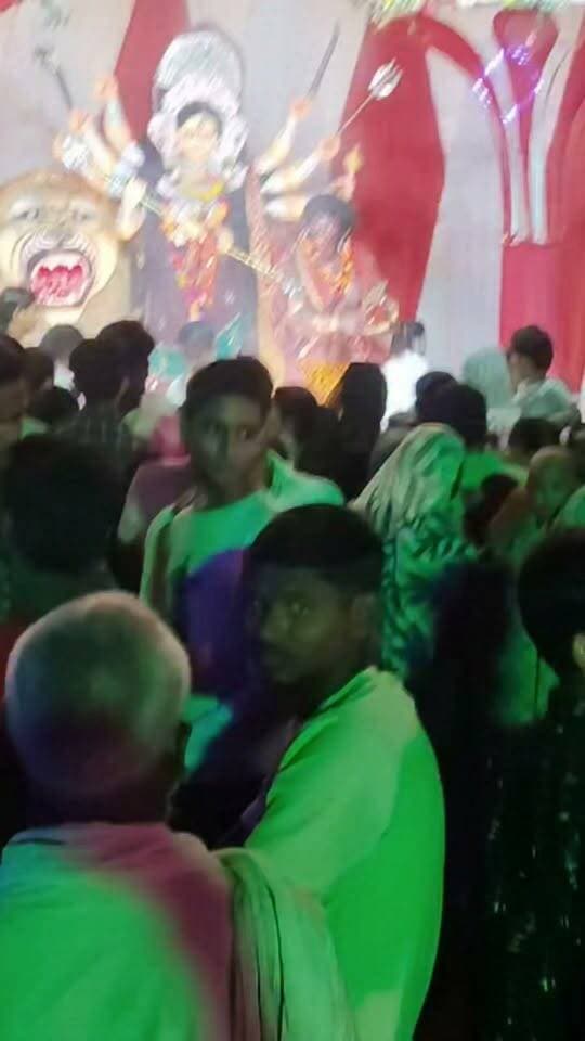 चित्रकूट के पहाड़ी कस्बे में माता रानी की आरती में उमड़ा श्रद्धालुओं का उत्साह, कल नम आंखों से होगी विदाई
चित्रकूट। जनपद चित्रकूट के पहाड़ी कस्बे में शारदीय नवरात्रि एवं दशहरा पर्व के अवसर पर माता रानी की भक्ति और श्रद्धा का माहौल देखने को मिल रहा है। माता रानी के पंडाल में प्रतिदिन श्रद्धालु पहुंचकर पूजा-अर्चना कर रहे हैं और पूरे भक्तिभाव के साथ मां की आरती में शामिल हो रहे हैं।
मंगलवार की रात माता रानी की आरती के दौरान बड़ी संख्या में श्रद्धालु एकत्रित हुए। इस दौरान भक्तों ने मां के जयकारे लगाए और क्षेत्र की सुख-समृद्धि, खुशहाली एवं शांति की कामना की। आरती के समय पूरा वातावरण भक्तिमय हो गया। श्रद्धालुओं ने हर्षोल्लास के साथ माता रानी की आराधना की।
वहीं, नवरात्रि के समापन और माता रानी की विदाई को लेकर भक्तों के मन में खुशी के साथ भावुकता भी देखने को मिल रही है। बुधवार को माता रानी की प्रतिमा का विसर्जन कर उन्हें विदाई दी जाएगी। मां की विदाई की बात सोचकर श्रद्धालु भावुक हैं। भक्तों का कहना है कि मां अगले वर्ष फिर से आएंगी और सभी पर अपनी कृपा बनाए रखेंगी।
पहाड़ी कस्बे में माता रानी के जयकारों के बीच श्रद्धालु नम आंखों से मां को विदाई देने की तैयारी कर रहे हैं। बोलो जय माता दी!