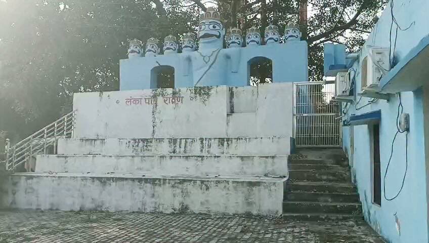 एक ऐसा गांव जहां रावण की होती है पूजा, दशहरे में नहीं जलाया जाता,दूसरी ओर रावण दहन जगह जगह
अभी तक आपने दशहरे के दिन रावण दहन तो हर जगह देखा होगा, लेकिन आज हम आपको चित्रकूट के ऐसे गांव के बारे में बताने जा रहे हैं जहां रावण का दहन नहीं होता है. बल्कि इस गांव के लोग रावण की पूजा करते हैं. उनका मानना है कि यह परंपरा हमारे लगभग 200 साल से भी ज्यादा पुरानी है, और हमारे गांव में रावण का आशीर्वाद हमेशा बना रहता है.
आपको बता दे की चित्रकूट जिले के रैपुरा गांव में रावण को दहन न करने वाली अनोखी परंपरा निभाई जाती है. गांव के बीचो बीच रावण की एक विशाल प्रतिमा बनाई गई है. जिसकी हर साल दशहरे के साथ साथ कई अन्य पर्व में पूजा की जाती है. गांव वालों का मानना है कि रावण के आशीर्वाद से हमारे गांव में कई आईएएस आईपीएस और पीसीएस सहित कई अधिकारी हुए हैं. और हमारे यहां दशहरे के दिन तक रामलीला का आयोजन होता है जिसमें हम लोग रावण का दहन नहीं बल्कि रावण का वध करते हैं.
वही गांव के प्रधान जगदीश पटेल गुड्डा ने बताया कि यह परंपरा लगभग 250 साल पुरानी है. यहां दशहरे के दिन रावण को जलाया नहीं उसका वध होता है.लंकापति रावण चारों वेदों, छह शास्त्रों का ज्ञाता था. हम व्यक्तिगत रूप से खुद अपने शुभ कार्यों में सबसे पहले रावण की ही पूजा करते हैं उसके बाद ही कोई शुभ कार्य करने के लिए जाते हैं. उनका मानना है कि उन्हें का आशीर्वाद आज हमारे गांव में आईएएस पीसीएस और सरकारी नौकरियों को लगवा रहा है।
बाइट - जगदीश पटेल गुड्डा प्रधान
बाइट - ग्रामीण रैपुरा निवासी