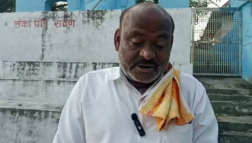एक ऐसा गांव जहां रावण की होती है पूजा, दशहरे में नहीं जलाया जाता,दूसरी ओर रावण दहन जगह जगह
अभी तक आपने दशहरे के दिन रावण दहन तो हर जगह देखा होगा, लेकिन आज हम आपको चित्रकूट के ऐसे गांव के बारे में बताने जा रहे हैं जहां रावण का दहन नहीं होता है. बल्कि इस गांव के लोग रावण की पूजा करते हैं. उनका मानना है कि यह परंपरा हमारे लगभग 200 साल से भी ज्यादा पुरानी है, और हमारे गांव में रावण का आशीर्वाद हमेशा बना रहता है.
आपको बता दे की चित्रकूट जिले के रैपुरा गांव में रावण को दहन न करने वाली अनोखी परंपरा निभाई जाती है. गांव के बीचो बीच रावण की एक विशाल प्रतिमा बनाई गई है. जिसकी हर साल दशहरे के साथ साथ कई अन्य पर्व में पूजा की जाती है. गांव वालों का मानना है कि रावण के आशीर्वाद से हमारे गांव में कई आईएएस आईपीएस और पीसीएस सहित कई अधिकारी हुए हैं. और हमारे यहां दशहरे के दिन तक रामलीला का आयोजन होता है जिसमें हम लोग रावण का दहन नहीं बल्कि रावण का वध करते हैं.
वही गांव के प्रधान जगदीश पटेल गुड्डा ने बताया कि यह परंपरा लगभग 250 साल पुरानी है. यहां दशहरे के दिन रावण को जलाया नहीं उसका वध होता है.लंकापति रावण चारों वेदों, छह शास्त्रों का ज्ञाता था. हम व्यक्तिगत रूप से खुद अपने शुभ कार्यों में सबसे पहले रावण की ही पूजा करते हैं उसके बाद ही कोई शुभ कार्य करने के लिए जाते हैं. उनका मानना है कि उन्हें का आशीर्वाद आज हमारे गांव में आईएएस पीसीएस और सरकारी नौकरियों को लगवा रहा है।
बाइट - जगदीश पटेल गुड्डा प्रधान
बाइट - ग्रामीण रैपुरा निवासी
