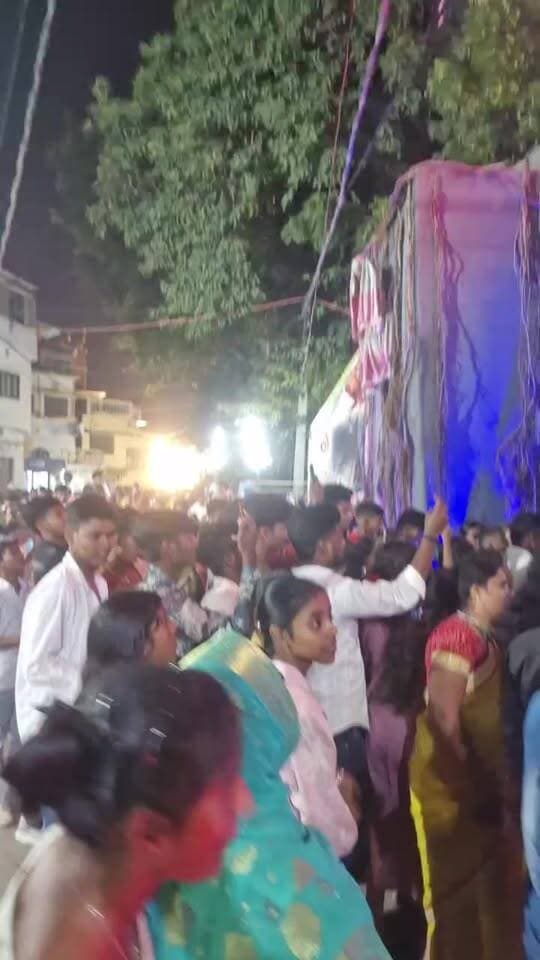 आज नवरात्री के अंतिम दिन और सड़क पर आस्था का जन शैलाब। नया बाजार भुतिया महल