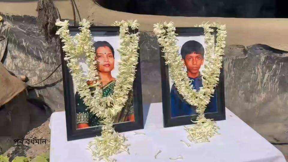 মায়ের মৃত্যুতে মেয়ের চোখের জল মুছিয়ে দিলেন বর্ধমানে মৃত পরিবারের বাড়িতে মঙ্গলবার এসে মুখ্যমন্ত্রী শুভেন্দু অধিকারী। কলকাতার চোরবাগানে পুজো দেখতে গিয়ে পদপিষ্ঠ হয়ে মৃত্যু বর্ধমানের বীরপুর গ্রামের মা ও ছেলের।
#viral
#flowers
#hilight
#BARTAKAR
#BURDWAN