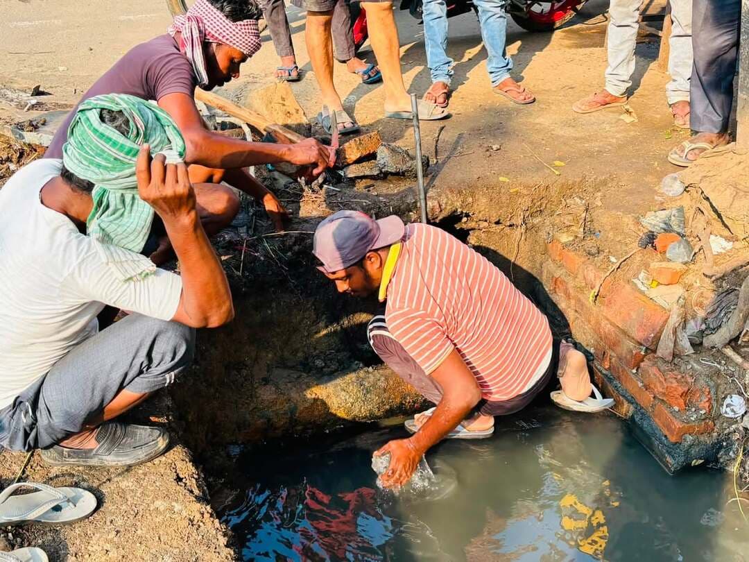 दुर्गा पूजा के बीच गोड्डा नगर परिषद क्षेत्र में टूटी मुख्य पाइपलाइन, घरों में पानी सप्लाई ठप !
#BreakingNews #NewsUpdate