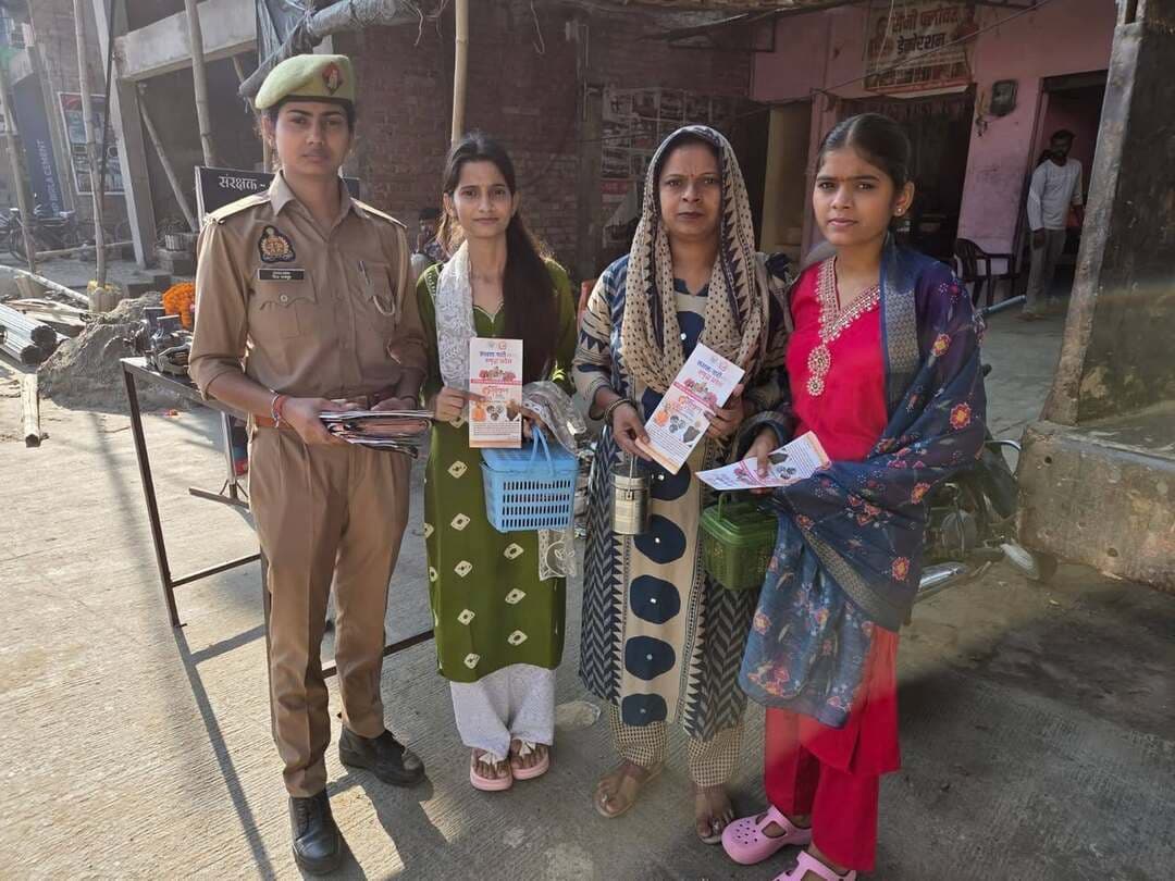 कासगंज में मिशन शक्ति फेज-6 के तहत महिला सुरक्षा और साइबर अपराधों के प्रति जागरूकता अभियान
डिजिटल अरेस्ट और ऑनलाइन ठगी से बचाव के बताए तरीके, महिला हेल्पलाइन व कानूनी अधिकारों की दी जानकारी
कासगंज। पुलिस अधीक्षक ओपी सिंह के निर्देशन में मिशन शक्ति फेज-6 अभियान के अंतर्गत 20 अक्टूबर को जनपद कासगंज के सभी थानों में महिला सुरक्षा एवं साइबर जागरूकता कार्यक्रम आयोजित किए गए। कार्यक्रमों के माध्यम से महिलाओं और बालिकाओं को सुरक्षा, सम्मान, स्वावलंबन, कानूनी अधिकारों तथा साइबर अपराधों से बचाव के प्रति जागरूक किया गया।
महिला अपराधों के खिलाफ आवाज उठाने की अपील
जागरूकता कार्यक्रमों में घरेलू हिंसा, छेड़छाड़, पीछा करने, उत्पीड़न और बालिकाओं के विरुद्ध होने वाले अपराधों की जानकारी दी गई। महिलाओं एवं बालिकाओं को किसी भी प्रकार के शोषण, धमकी या उत्पीड़न की स्थिति में चुप न रहने और तत्काल पुलिस को सूचना देने के लिए प्रेरित किया गया।
डिजिटल अरेस्ट और ऑनलाइन ठगी से रहें सावधान
साइबर जागरूकता के दौरान फर्जी पुलिस अधिकारी या सरकारी कर्मचारी बनकर फोन और वीडियो कॉल के जरिए डराने तथा रुपये ऐंठने वाले साइबर अपराधियों से सतर्क रहने की अपील की गई। पुलिस ने बताया कि डिजिटल अरेस्ट के नाम पर डराकर पैसे मांगना साइबर ठगी का तरीका है। अनजान लिंक पर क्लिक न करने और ओटीपी, बैंक विवरण, एटीएम पिन तथा पासवर्ड किसी के साथ साझा न करने की सलाह दी गई।
हेल्पलाइन नंबरों की दी गई जानकारी
कार्यक्रमों में महिला सुरक्षा और आपातकालीन सहायता के लिए प्रमुख हेल्पलाइन नंबरों की जानकारी दी गई। महिलाओं एवं बालिकाओं को बताया गया कि आपात स्थिति में 112, महिला संबंधी शिकायतों के लिए 1090 और साइबर अपराध एवं ऑनलाइन वित्तीय धोखाधड़ी की शिकायत के लिए 1930 पर संपर्क किया जा सकता है।
सोशल मीडिया के सुरक्षित इस्तेमाल पर जोर
महिलाओं एवं बालिकाओं को सोशल मीडिया पर निजी जानकारी, फोटो और लोकेशन साझा करते समय सावधानी बरतने तथा अनजान व्यक्तियों की फ्रेंड रिक्वेस्ट, संदिग्ध संदेशों और वीडियो कॉल से सतर्क रहने की सलाह दी गई। साथ ही, आत्मरक्षा, आत्मविश्वास, शिक्षा और कौशल विकास के माध्यम से आत्मनिर्भर बनने के लिए प्रेरित किया गया।
कासगंज पुलिस ने बताया कि मिशन शक्ति फेज-6 के तहत महिलाओं एवं बालिकाओं की सुरक्षा, सम्मान और सशक्तीकरण के लिए जागरूकता कार्यक्रम लगातार आयोजित किए जा रहे हैं। अभियान का उद्देश्य महिलाओं को उनके अधिकारों के प्रति सजग बनाना, साइबर अपराधों से बचाव के तरीके बताना और जरूरत पड़ने पर समय से पुलिस सहायता उपलब्ध कराना है।
संदेश: सजग नारी, सुरक्षित समाज।
#Kasganjpolice #soron #mishanshakti