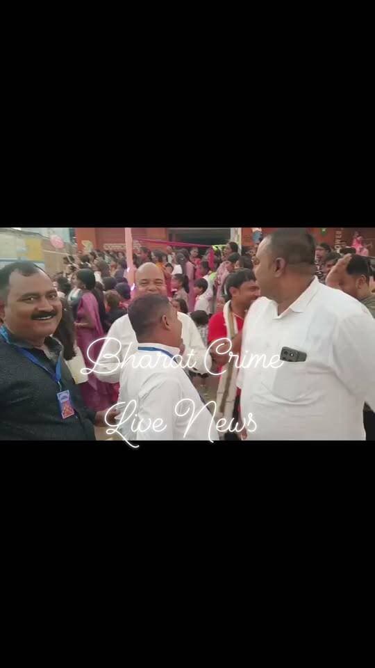 औरंगाबाद जिला के उपहरा थाना क्षेत्र में दुर्गा पूजा पंडाल के समीप आर्केस्टा नाच में गाना बजा रहा था माई रे चुम्मा मांगे मस्टरवा,मौके पर मौजूद शिक्षक जो कमिटी के सदस्य थे वो भी इस गाने पर मुस्कुरा कर मजा ले रहे थे।