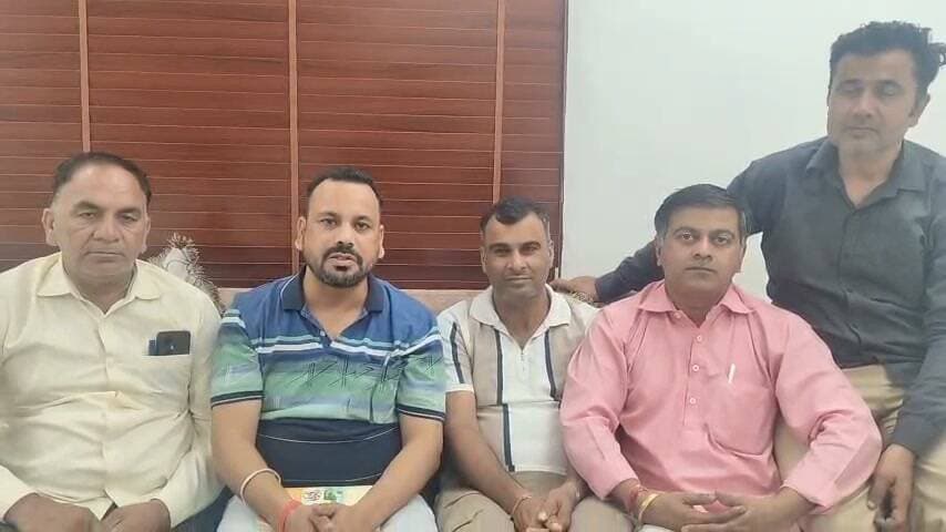 हरियाणा में बिजली कर्मचारियों का बड़ा ऐलान! 22, 23 और 24 अक्टूबर को निजीकरण के विरोध में 3 दिवसीय हड़ताल
हरियाणा के हिसार में हुई प्रदेश स्तरीय बैठक में अनुबंधित विद्युत कर्मचारी संघ हरियाणा ने संयुक्त मोर्चा के साथ मिलकर निजीकरण के विरोध में 22, 23 और 24 अक्टूबर 2026 को तीन दिवसीय हड़ताल में शामिल होने का फैसला लिया।
कर्मचारियों की प्रमुख मांगें:
पैरेलल लाइसेंस का विरोध,स्मार्ट मीटर का विरोध,नई कंपनी एग्री डिस्कॉम AP का विरोध
संघ का कहना है कि बिजली विभाग को बचाने और निजीकरण के खिलाफ इस लड़ाई को मजबूत करने के लिए सभी कर्मचारी संगठनों को एक मंच पर आना चाहिए।
अनुबंधित विद्युत कर्मचारी संघ हरियाणा ने हड़ताल में शामिल होने का ऐलान किया।
#haryana #newpost #BreakingNews