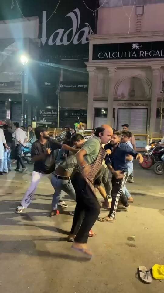 लखनऊ: हजरतगंज में साहू सिनेमा के पास जमकर हंगामा और मारपीट, नशे में धुत युवकों ने दुकानदारों को पीटा; कई हिरासत में
लखनऊ। उत्तर प्रदेश की राजधानी लखनऊ के व्यस्त इलाके हजरतगंज में साहू सिनेमा के पास फुटपाथ की दुकान पर जमकर हंगामा और मारपीट का मामला सामने आया है।
मिली जानकारी के अनुसार, नशे में धुत कुछ युवकों ने वहां दुकानदारों के साथ मारपीट की और उत्पात मचाया। घटना की सूचना मिलते ही हजरतगंज पुलिस तुरंत मौके पर पहुंची और त्वरित कार्रवाई करते हुए कई युवकों को हिरासत में ले लिया है। पुलिस मामले की आगे की जांच और विधिक कार्रवाई में जुटी हुई है।