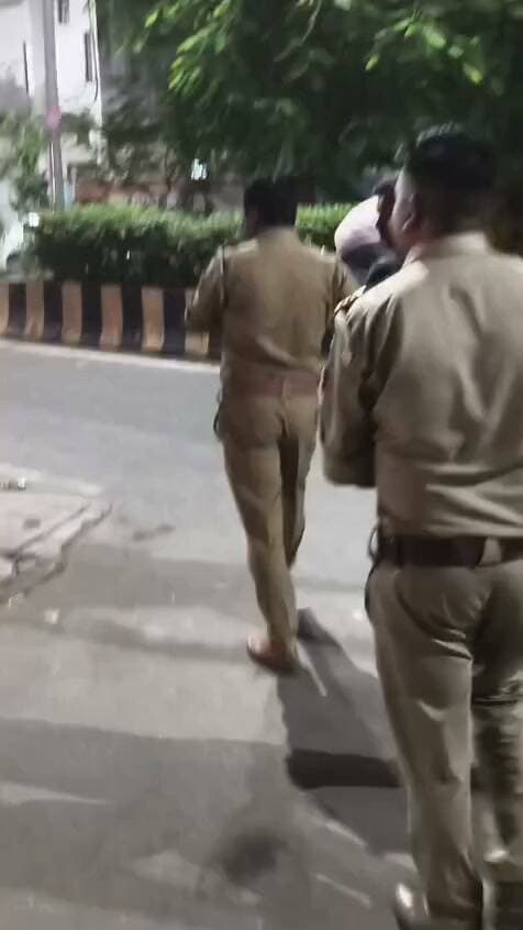 प्रयागराज: खुलेआम शराब पीने वालों पर पुलिस का शिकंजा, सिविल लाइंस में छापेमारी के दौरान 50 आरोपी गिरफ्तार
प्रयागराज। प्रयागराज पुलिस कमिश्नरेट पुलिस कमिश्नर पीयूष मोर्डिया के आदेश पर शहर में खुलेआम शराब पीने वाले आरोपियों के खिलाफ कड़ी कार्रवाई की गई है।
देर रात सिविल लाइंस थाना क्षेत्र में चलाए गए अभियान और छापेमारी के दौरान पुलिस ने सार्वजनिक स्थानों पर शराब पीते हुए 50 आरोपियों को गिरफ्तार किया है। पुलिस प्रशासन की इस त्वरित व सख्त कार्रवाई से यह संदेश साफ है कि शहर में साफ-सुथरी कानून व्यवस्था और आमजन के लिए बेहतर व सुरक्षित माहौल बनाने का निरंतर प्रयास किया जा रहा है।