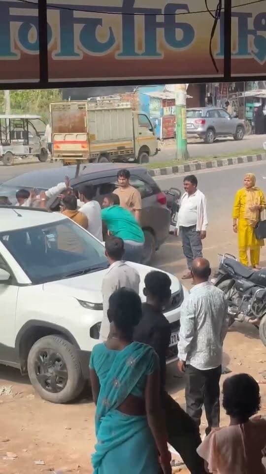 लखीमपुर: एलआरपी चौकी के गेट पर दो गुटों में मारपीट, वीडियो सोशल मीडिया पर वायरल
लखीमपुर। शहर की एलआरपी चौकी के गेट पर दो गुटों के बीच जमकर मारपीट होने का मामला सामने आया है। इस घटना का एक वीडियो सोशल मीडिया पर तेजी से वायरल हो रहा है।
वायरल वीडियो में साफ तौर पर देखा जा सकता है कि कुछ लोग एक युवक की पिटाई कर रहे हैं। चौकी के नजदीक हुई इस मारपीट की घटना के बाद इलाके में चर्चाओं का बाजार गर्म है। हालांकि, इस मामले में पुलिस या अन्य पक्षों की तरफ से विस्तृत आधिकारिक जानकारी सामने आने के बाद ही स्थिति पूरी तरह स्पष्ट हो सकेगी।
