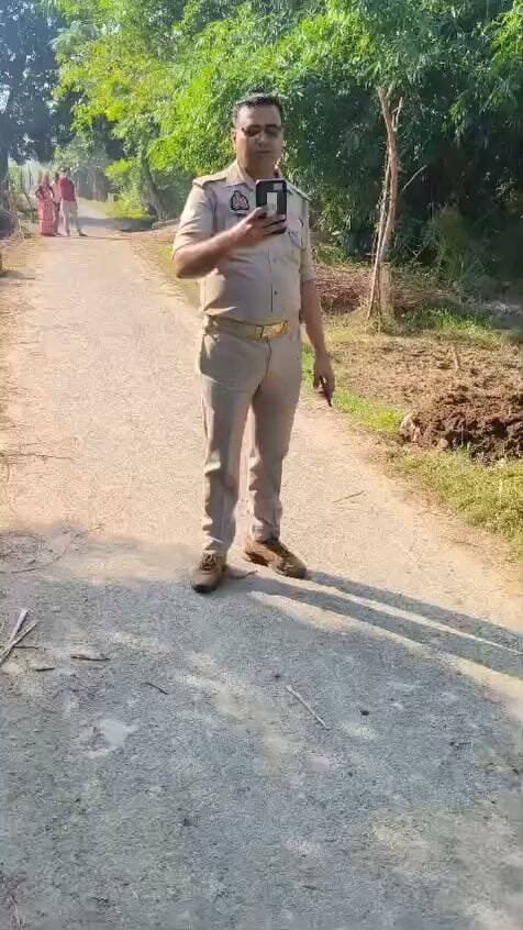 शाहजहांपुर: पुलिस और पब्लिक के बीच तीखी बहस का वीडियो वायरल, दोनों पक्षों में आरोप-प्रत्यारोप
शाहजहांपुर। जिले के थाना खुदागंज क्षेत्र के ग्राम शहजादपुर में पुलिस और पब्लिक के बीच तीखी बहस का मामला सामने आया है, जिसका वीडियो सोशल मीडिया पर तेजी से वायरल हो रहा है।
वायरल वीडियो में पुलिस और ग्रामीणों के बीच तीखी बहस होती हुई दिखाई दे रही है, और दोनों पक्ष एक-दूसरे पर गंभीर आरोप लगाते नजर आ रहे हैं। वीडियो सामने आने के बाद से ही इस घटना को लेकर क्षेत्र में चर्चाओं का दौर शुरू हो गया है।
हालांकि, इस पूरे विवाद की असल वजह क्या थी और किस पक्ष के आरोपों में कितनी सच्चाई है, यह जांच के बाद ही स्पष्ट हो सकेगा। इस मामले में पुलिस का आधिकारिक पक्ष सामने आने के बाद ही स्थिति पूरी तरह साफ हो पाएगी।