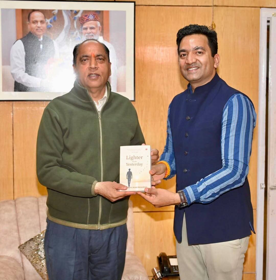 वरिष्ठ प्रशासनिक अधिकारी राकेश कुमार प्रजापति ने नेता प्रतिपक्ष जयराम ठाकुर को अपना पहला उपन्यास ‘Lighter than Yesterday’ किया भेंट..