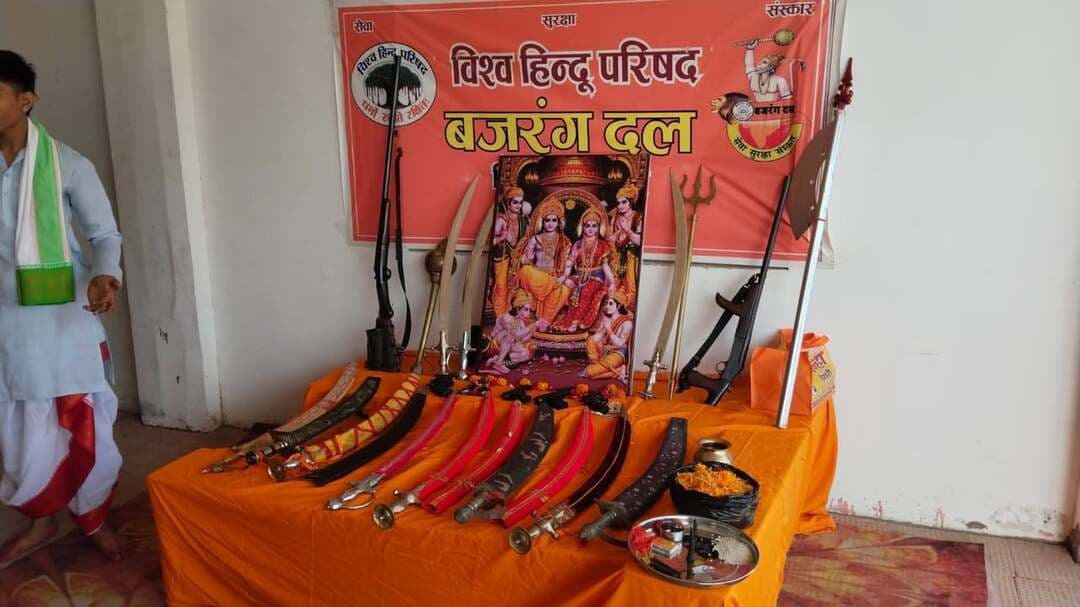 पट्टी में विश्व हिंदू परिषद-बजरंग दल ने किया शस्त्र पूजन, सनातन संस्कृति की रक्षा का लिया संकल्प
मुख्य वक्ता हाईकोर्ट अधिवक्ता एवं बाबा बेलखरनाथ धाम प्रथम से जिला पंचायत सदस्य पद के प्रत्याशी वीर शिवम सिंह ने धर्म रक्षा के महत्व पर रखे विचार
पट्टी, प्रतापगढ़। विजयादशमी के पावन पर्व पर पट्टी नगर के बाईपास स्थित सत्यभामा अपार्टमेंट में विश्व हिंदू परिषद एवं बजरंग दल के तत्वावधान में शस्त्र पूजन कार्यक्रम का आयोजन किया गया। कार्यक्रम की अध्यक्षता पूर्व जिला संयोजक प्रिंस बरनवाल ने की। वैदिक परंपराओं के अनुरूप विधि-विधान से शस्त्र पूजन कर सनातन संस्कृति, धर्म और राष्ट्र के प्रति अपने दायित्वों को निभाने का संकल्प दोहराया गया। कार्यक्रम में मुख्य वक्ता के रूप में हाईकोर्ट के अधिवक्ता एवं बाबा बेलखरनाथ धाम प्रथम से जिला पंचायत सदस्य पद के प्रत्याशी वीर शिवम सिंह ने अपने विचार व्यक्त किए। उन्होंने गौ रक्षा, धर्म रक्षा, स्त्री रक्षा और परिवार की सुरक्षा के महत्व पर जोर देते हुए कहा कि धर्म, संस्कृति और समाज की रक्षा के लिए साहस तथा कर्तव्यबोध आवश्यक है। उन्होंने प्रचलित उक्ति “अहिंसा परमो धर्मः, धर्म हिंसा तथैव च” का उल्लेख करते हुए शास्त्र और शस्त्र दोनों के महत्व को रेखांकित किया। कार्यक्रम में आचार्य शिवांश तिवारी ने वैदिक मंत्रोच्चारण के साथ विधि-विधान से शस्त्रों का पूजन संपन्न कराया। विजयादशमी के अवसर पर आयोजित इस कार्यक्रम में शक्ति, साहस, आत्मरक्षा और सांस्कृतिक परंपराओं के संरक्षण के महत्व पर चर्चा की गई। इस अवसर पर धनंजय सिंह, हर्ष प्रताप सिंह, आलोक सोनी, वेदप्रकाश गुप्ता, अंकित पाण्डेय, मानवेंद्र प्रताप सिंह, अंकित पाठक, आशीष तिवारी, विभु सिंह, स्वतंत्र पांडे, आशीष सोनी