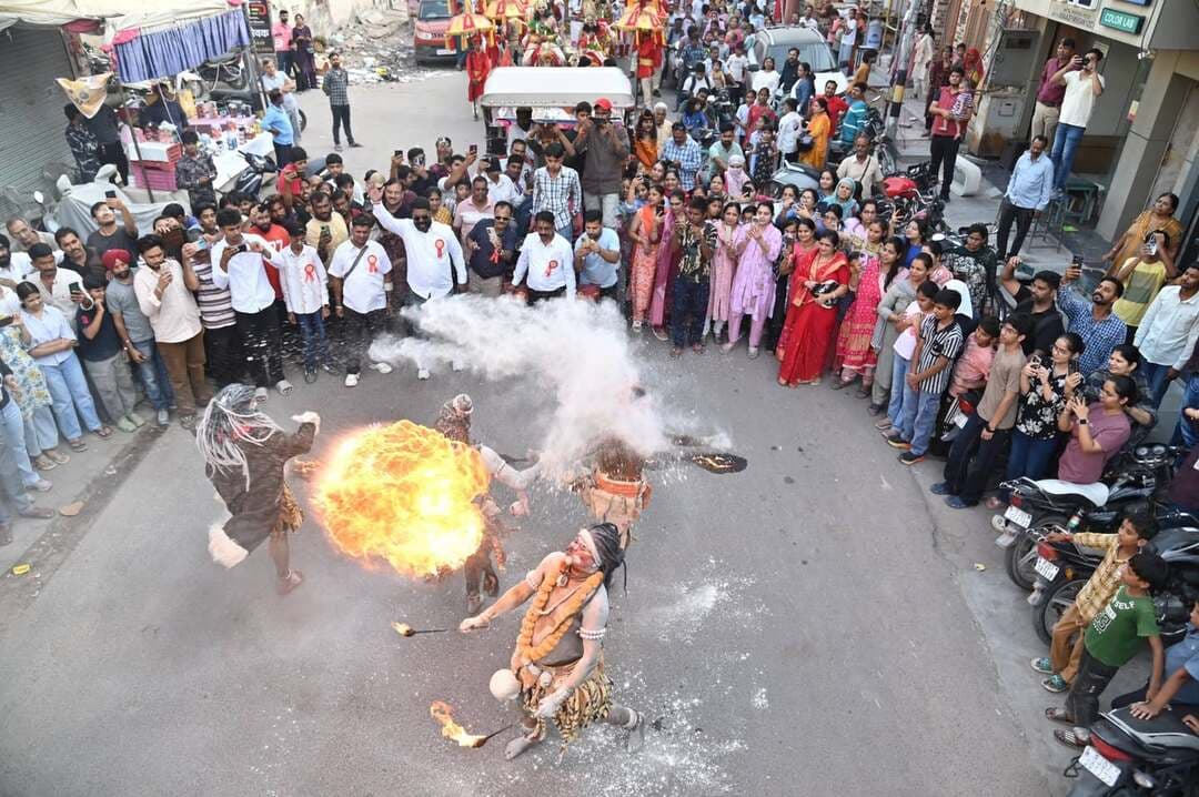 बीकानेर में श्रीराम लक्ष्मण दशहरा कमेटी ने धूमधाम से मनाया दशहरा, 25 से अधिक सजीव झांकियों ने मोहा मन
केंद्रीय कानून मंत्री अर्जुन राम मेघवाल सहित भाजपा नेताओं ने की शिरकत, नशा मुक्ति और सामाजिक बुराइयों के खिलाफ दिया संदेश; 18 वर्षों से रावण की भूमिका निभा रहे शेखर सोनी रहे आकर्षण का केंद्र; उत्सव संयोजक हेमंत गोरवानी का रहा विशेष योगदान
बीकानेर। श्रीराम लक्ष्मण दशहरा कमेटी की ओर से बीकानेर के पॉलिटेक्निक कॉलेज मैदान में दशहरा पर्व हर्षोल्लास और धूमधाम के साथ मनाया गया। इस अवसर पर आयोजित भव्य समारोह में बड़ी संख्या में शहरवासियों ने भाग लिया। धार्मिक आस्था, भारतीय संस्कृति, आकर्षक सजीव झांकियों और सामाजिक जागरूकता के संदेशों से सजे इस आयोजन में उत्सव का माहौल देखने को मिला।
कार्यक्रम में केंद्रीय कानून मंत्री अर्जुन राम मेघवाल सहित भाजपा के कई नेताओं ने शिरकत की। समारोह के दौरान अतिथियों का स्वागत किया गया तथा श्रीराम लक्ष्मण दशहरा कमेटी की ओर से गणमान्य व्यक्तियों को प्रतीक चिह्न भेंट कर सम्मानित किया गया।
उत्सव संयोजक हेमंत गोरवानी का रहा विशेष योगदान
दशहरा समारोह के सफल आयोजन में उत्सव संयोजक हेमंत गोरवानी की विशेष भूमिका रही। आयोजन की व्यवस्थाओं, कार्यक्रम के समन्वय और समारोह को व्यवस्थित रूप से संपन्न करवाने में उनके योगदान को महत्वपूर्ण माना गया। उनके प्रयासों से धार्मिक एवं सांस्कृतिक प्रस्तुतियों के साथ सामाजिक जागरूकता से जुड़े संदेशों को भी आयोजन का हिस्सा बनाया गया। समारोह में बड़ी संख्या में लोगों की सहभागिता ने कार्यक्रम को उत्सवी स्वरूप प्रदान किया।
25 से अधिक सजीव झांकियों ने दिया सामाजिक जागरूकता का संदेश
समारोह का प्रमुख आकर्षण 25 से अधिक सजीव झांकियां रहीं। इन झांकियों के माध्यम से धार्मिक प्रसंगों, भारतीय संस्कृति और सामाजिक सरोकारों को प्रभावशाली ढंग से प्रस्तुत किया गया। झांकियों की आकर्षक साज-सज्जा और जीवंत प्रस्तुतियों ने दर्शकों का मन मोह लिया।
झांकियों के माध्यम से नशा मुक्ति और समाज में व्याप्त विभिन्न बुराइयों के प्रति लोगों को जागरूक करने का संदेश दिया गया। विशेष रूप से युवाओं को नशे से दूर रहने, सामाजिक कुरीतियों का विरोध करने और स्वस्थ समाज के निर्माण में अपनी भागीदारी निभाने की प्रेरणा दी गई।
धार्मिक एवं सांस्कृतिक विषयों के साथ सामाजिक समस्याओं को झांकियों में स्थान देकर आयोजकों ने दशहरा पर्व के संदेश को व्यापक रूप से प्रस्तुत करने का प्रयास किया। मैदान में मौजूद दर्शकों ने झांकियों को उत्साह के साथ देखा।
18 वर्षों से रावण की भूमिका निभा रहे शेखर सोनी रहे आकर्षण का केंद्र
इस वर्ष के दशहरा समारोह में शेखर सोनी विशेष आकर्षण का केंद्र रहे। वे पिछले 18 वर्षों से लगातार रावण की भूमिका निभाते आ रहे हैं। लंबे समय से इस भूमिका का निर्वहन करना दशहरा आयोजन के प्रति उनके निरंतर जुड़ाव को दर्शाता है। उनकी प्रस्तुति को देखने के लिए दर्शकों में खास उत्साह रहा।
दशहरा पर्व बुराई पर अच्छाई की विजय का प्रतीक है। भगवान श्रीराम द्वारा रावण के वध का प्रसंग समाज को अहंकार, अन्याय और अधर्म का त्याग कर सत्य एवं धर्म के मार्ग पर चलने की प्रेरणा देता है। समारोह में इस पारंपरिक संदेश के साथ समसामयिक सामाजिक बुराइयों के खिलाफ जागरूकता पर भी जोर दिया गया।
शानदार आतिशबाजी ने बांधा समां
समारोह के दौरान शानदार आतिशबाजी ने आयोजन की रौनक बढ़ा दी। आसमान में रंग-बिरंगी रोशनी से सजा नजारा दर्शकों के आकर्षण का केंद्र रहा। मैदान में उपस्थित लोगों ने आतिशबाजी का आनंद लिया और उत्सव के उल्लास में भागीदारी निभाई।
अतिथियों और शहरवासियों का जताया आभार
कार्यक्रम के समापन पर श्रीराम लक्ष्मण दशहरा कमेटी के सदस्यों ने समारोह में शामिल होने वाले अतिथियों, सहयोगकर्ताओं, झांकी प्रस्तुत करने वाले प्रतिभागियों और शहरवासियों का आभार व्यक्त किया। कमेटी की ओर से अतिथियों एवं गणमान्य व्यक्तियों को प्रतीक चिह्न भेंट कर सम्मानित किया गया।
श्रीराम लक्ष्मण दशहरा कमेटी का यह आयोजन धार्मिक आस्था, सांस्कृतिक परंपराओं, सामाजिक जागरूकता और मनोरंजक प्रस्तुतियों का संगम रहा। उत्सव संयोजक हेमंत गोरवानी के विशेष योगदान सहित कमेटी के सदस्यों और सहयोगकर्ताओं के प्रयासों से समारोह हर्षोल्लास के साथ संपन्न हुआ। आयोजन ने उपस्थित लोगों को बुराई पर अच्छाई की विजय के शाश्वत संदेश के साथ सामाजिक कुरीतियों से दूर रहने और सकारात्मक मूल्यों को अपनाने की प्रेरणा दी l