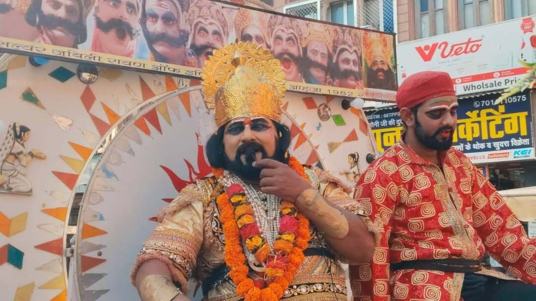 बीकानेर कोटगेट से निकली दशहरे की आकर्षक झांकियां
बीकानेर। बीकानेर शहर में मंगलवार की शाम को विजयदशमी (दशहरे) के अवसर पर कोटगेट, केईएम रोड और जूनागढ़ से होते हुए रामायण पर आधारित भव्य और सचेतन झांकियां निकली जो आगे रावण ,कुंभकर्ण, मेघनाद दहन कार्यक्रम में डॉ. करणी सिंह स्टेडियम पहुंची । झांकी में मुख्य आकर्षण रावण के किरदार में के.कुमार आहूजा का रहा।
इस दौरान कोटगेट पर दशहरे के अवसर पर निकली झांकियों और शोभायात्रा की झलक देखने के दौरान आम लोगों की भीड़ उमड़ पड़ी। इससे पहले बीकानेर दशहरा कमेटी की ओर से दशहरा महोत्सव के अंतर्गत निकाली गई मंगलवार दोपहर तनेजा धर्मशाला, धोबी तलाई से झांकी में कमेटी अध्यक्ष सुनीत झांभ , झांकी प्रभारी नमन झांभ एवं कोषाध्यक्ष मुकेश धुरिया सहित कमेटी के अन्य सदस्य में साथ चल रहे थे।