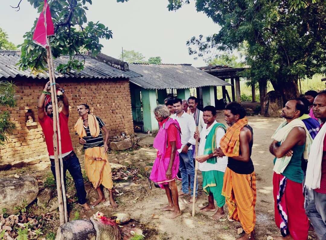ଲଇଡା ଗ୍ରାମରେ ନୂତନ ଶିବ ମନ୍ଦିର ନିର୍ମାଣ ପାଇଁ ଭୂମିପୂଜନ ଓ ଶୁଭସ୍ତମ୍ଭ ସ୍ଥାପନ
ଲଇଡା, ଦପଳା ପଞ୍ଚାୟତ, କଣ୍ଟାମାଲ ବ୍ଲକ (ବୌଦ୍ଧ ଜିଲ୍ଲା)
ଆଜି ଲଇଡା ଗ୍ରାମରେ ଏକ ନୂତନ ଶିବ ମନ୍ଦିର ନିର୍ମାଣ ପାଇଁ ମଙ୍ଗଳମୟ ପରିବେଶରେ ପୂଜାର୍ଚ୍ଚନା ଓ ଭୂମିପୂଜନ ଅନୁଷ୍ଠିତ ହୋଇଯାଇଛି। ଠାକୁରଙ୍କ କୃପାରୁ ଏହି ପବିତ୍ର କାର୍ଯ୍ୟ ନିର୍ବିଘ୍ନରେ ସମ୍ପନ୍ନ ହେବା ପାଇଁ ସମସ୍ତ ଗ୍ରାମବାସୀ ଏକାଠି ହୋଇ ସମୂହ ପୂଜା କରିଥିଲେ।
ହର ହର ମହାଦେବ! ଜୟ ବାବା ବୈଦ୍ୟନାଥ!
#Bouddha #Kantamal #Laida #ShivaTemple #BhoomiPujan #BouddhaTimes