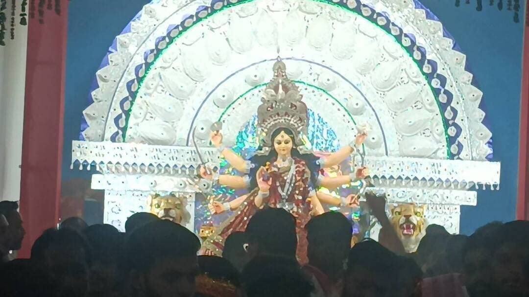ବୌଦ୍ଧ ମାଳିସାହିରେ ଶ୍ରୀ ଶ୍ରୀ ରଘୁନାଥ ଜୀଉ ଓ ମା’ ଦୁର୍ଗାଙ୍କ ଦିବ୍ୟ ଭେଟଘାଟ!
ବୌଦ୍ଧର ପ୍ରସିଦ୍ଧ ମାଳିସାହି ଦୁର୍ଗାପୂଜା ଅବସରରେ ସୃଷ୍ଟି ହୋଇଛି ଏକ ଅପୂର୍ବ ଓ ଭକ୍ତିମୟ ପରିବେଶ। ପ୍ରଭୁ ଶ୍ରୀ ଶ୍ରୀ ରଘୁନାଥ ଜୀଉ ଏବଂ ଜଗତଜନନୀ ମା’ ଦୁର୍ଗାଙ୍କର ମହାନ ଦିବ୍ୟ ଭେଟଘାଟ ମହୋତ୍ସବ ଅତ୍ୟନ୍ତ ଆଡ଼ମ୍ବର ଓ ଶ୍ରଦ୍ଧାର ସହ ସମ୍ପନ୍ନ ହୋଇଯାଇଛି।
ଘଣ୍ଟ, ଶଙ୍ଖ, ଓ ହୁଳହୁଳିର ପବିତ୍ର ଧ୍ୱନିରେ ସମ୍ପୂର୍ଣ୍ଣ ମାଳିସାହି ଅଞ୍ଚଳ ଉତ୍ସବମୁଖର ହୋଇଉଠିଥିବା ବେଳେ ଶହ ଶହ ଭକ୍ତଙ୍କ ଗହଣରେ ଏକ ଭାବପୂର୍ଣ୍ଣ ଏବଂ ଆଧ୍ୟାତ୍ମିକ ପରିବେଶ ସୃଷ୍ଟି ହୋଇଥିଲା।
ଜୟ ମା’ ଦୁର୍ଗା! ଜୟ ଶ୍ରୀ ରାମ!
#Boudh #DurgaPuja #Malisahi #RaghunathJiu #BoudhDurgaPuja #Devotional #OdishaFestival #BoudhNews