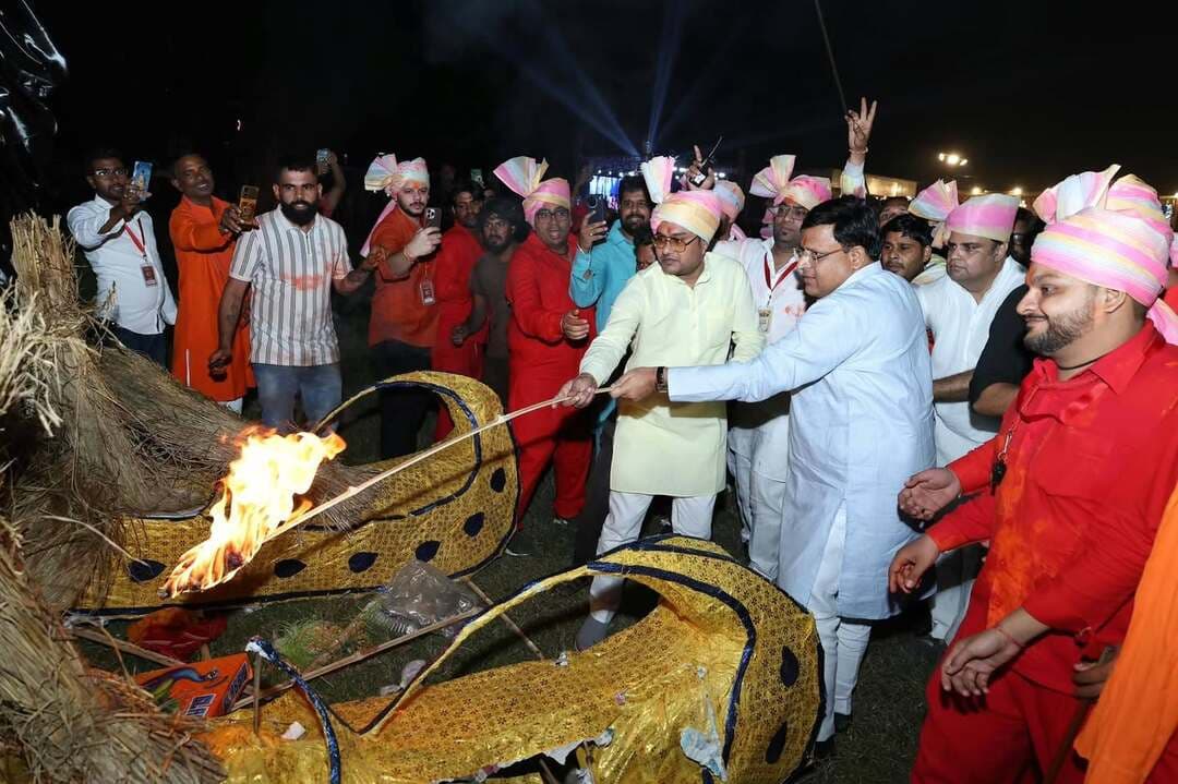 केवल रावण का पुतला जलाने से बुराइयों का अंत नहीं होगा, स्वच्छ एवं नशामुक्त हरियाणा के लिए सामूहिक प्रयास जरूरी: विपुल गोयल
फरीदाबाद में विभिन्न दशहरा महोत्सवों में शामिल हुए कैबिनेट मंत्री विपुल गोयल, रावण दहन कर प्रदेशवासियों को दी विजयदशमी की शुभकामनाएं
स्वच्छता को जनआंदोलन बनाने और नशामुक्त हरियाणा के निर्माण के लिए प्रत्येक परिवार एवं नागरिक से सहयोग का आह्वान
फरीदाबाद, 20 अक्टूबर 2026हरियाणा सरकार के कैबिनेट मंत्री श्री विपुल गोयल ने विजयदशमी के पावन अवसर पर फरीदाबाद में आयोजित विभिन्न दशहरा महोत्सवों में सहभागिता की। इस दौरान वे उदंकार उत्तराखंड संघ ट्रस्ट द्वारा आयोजित भव्य विजयदशमी महोत्सव एवं रावण दहन कार्यक्रम, सेक्टर-16ए स्थित दशहरा मैदान में आयोजित 77वें दशहरा महोत्सव तथा ओल्ड फरीदाबाद स्थित बराही तालाब में श्री बजरंग दल दशहरा कमेटी द्वारा आयोजित दशहरा महोत्सव में शामिल हुए। उन्होंने विभिन्न कार्यक्रमों में रावण दहन कर उपस्थित लोगों को विजयदशमी की शुभकामनाएं दीं और सभी के सुख, शांति एवं समृद्धि की कामना की।
इस अवसर पर कैबिनेट मंत्री श्री विपुल गोयल ने कहा कि विजयदशमी केवल एक पर्व नहीं, बल्कि अधर्म पर धर्म, असत्य पर सत्य और बुराई पर अच्छाई की विजय का प्रतीक है। मर्यादा पुरुषोत्तम प्रभु श्रीराम का जीवन हमें सत्य, धर्म, मर्यादा, कर्तव्यनिष्ठा और आदर्श आचरण के मार्ग पर चलने की प्रेरणा देता है। यह पर्व हमें अपने भीतर की बुराइयों को पहचानने और उन्हें समाप्त करने का संकल्प लेने का अवसर प्रदान करता है।
उन्होंने कहा कि केवल रावण का पुतला जलाने से बुराइयों का अंत नहीं होगा, बल्कि इसके लिए हमें अपने व्यवहार और समाज में सकारात्मक बदलाव लाने होंगे। जब हम अपने भीतर के अहंकार, द्वेष, नकारात्मकता और गलत प्रवृत्तियों को समाप्त करने का संकल्प लेंगे, तभी विजयदशमी का वास्तविक संदेश हमारे जीवन में सार्थक होगा।
श्री गोयल ने स्वच्छता और नशामुक्ति को सामाजिक जिम्मेदारी बताते हुए कहा कि स्वच्छ एवं स्वस्थ हरियाणा के निर्माण के लिए प्रत्येक परिवार, फरीदाबाद के प्रत्येक नागरिक और प्रदेश के सभी लोगों को मिलकर प्रयास करना होगा। हमें अपने घरों के साथ-साथ आसपास के क्षेत्रों और सार्वजनिक स्थानों को भी स्वच्छ रखना चाहिए। स्वच्छता केवल सरकार या किसी एक व्यक्ति की जिम्मेदारी नहीं है, बल्कि यह हम सभी का सामूहिक दायित्व है। जब हर नागरिक स्वच्छता को अपनी आदत और जिम्मेदारी बनाएगा, तभी हरियाणा को स्वच्छ बनाने का संकल्प पूरा होगा।
उन्होंने कहा कि इसी प्रकार नशामुक्त हरियाणा के निर्माण के लिए भी समाज के प्रत्येक व्यक्ति को आगे आना होगा। हमें स्वयं नशे से दूर रहना चाहिए और अपने परिवार, पड़ोसियों तथा आसपास के लोगों को भी नशे के दुष्प्रभावों के प्रति जागरूक करना चाहिए। अपने बच्चों और युवाओं को नशे से बचाना तथा उन्हें सकारात्मक दिशा में आगे बढ़ने के लिए प्रेरित करना हम सभी की जिम्मेदारी है। जब परिवार, पड़ोस और समाज एकजुट होकर इस दिशा में प्रयास करेंगे, तभी नशामुक्त हरियाणा के लक्ष्य को प्राप्त करने में सफलता मिलेगी।
कैबिनेट मंत्री ने कहा कि विजयदशमी का पर्व हमें बुराई के विरुद्ध खड़े होने और अच्छाई को अपनाने की प्रेरणा देता है। यदि हम रावण दहन के साथ-साथ अपने जीवन से गंदगी, नशे और नकारात्मक प्रवृत्तियों को दूर करने का संकल्प लें, तो यह पर्व समाज में वास्तविक परिवर्तन का माध्यम बन सकता है। स्वच्छता, स्वस्थ जीवनशैली और सामाजिक जागरूकता के प्रति सामूहिक प्रतिबद्धता ही एक बेहतर, सुरक्षित और संस्कारवान समाज की नींव है।
श्री गोयल ने सभी आयोजक समितियों के पदाधिकारियों, सदस्यों और सहयोगियों को भव्य दशहरा महोत्सवों के सफल आयोजन के लिए बधाई एवं शुभकामनाएं दीं। उन्होंने कहा कि ऐसे धार्मिक एवं सांस्कृतिक आयोजन हमारी समृद्ध भारतीय परंपराओं को जीवंत बनाए रखने के साथ-साथ समाज में आपसी भाईचारे, एकता और सद्भाव को भी मजबूत करते हैं।
अंत में उन्होंने प्रदेशवासियों को विजयदशमी की हार्दिक शुभकामनाएं देते हुए प्रभु श्रीराम से सभी के जीवन में सुख, शांति, समृद्धि और खुशहाली बनाए रखने की प्रार्थना की। उन्होंने सभी से आह्वान किया कि वे प्रभु श्रीराम के आदर्शों को अपने जीवन में अपनाएं और स्वच्छ, स्वस्थ एवं नशामुक्त हरियाणा के निर्माण में अपना सक्रिय योगदान दें।