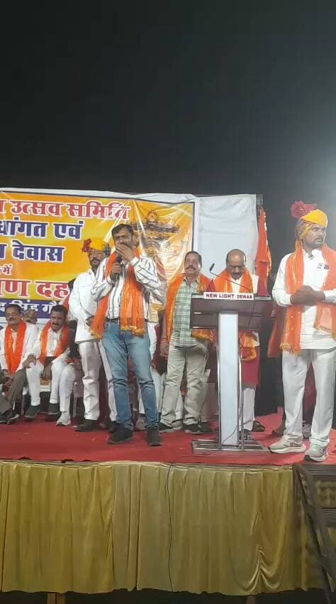 🔥 देवास में रावण दहन के मंच से सनातन पर सियासी संग्राम!
एक ही मंच, भाजपा और कांग्रेस के नेता… लेकिन चर्चा में कांग्रेस जिलाध्यक्ष मनीष चौधरी का बयान!
सोनकच्छ विधायक राजेश सोनकर के सनातन धर्म पर केंद्रित भाषण के बाद मनीष चौधरी ने राम मंदिर के लिए लोगों, खासकर महिलाओं द्वारा गहने गिरवी रखकर और बेचकर चंदा देने का जिक्र किया। इसके बाद उन्होंने कथित चंदा चोरी करने वालों पर निशाना साधते हुए कहा— “हे श्रीराम, ऐसे सनातन विरोधियों का नाश करो।”
रावण दहन के कार्यक्रम में दिया गया यह बयान अब देवास की सियासत में चर्चा का विषय बना हुआ है।
सवाल यही है— सनातन की रक्षा के नाम पर मंच से उठी यह आवाज किस सियासी बहस को हवा देगी?
#Dewas #ManishChoudhary #SanatanDharma #MadhyaPradesh #TimesMP