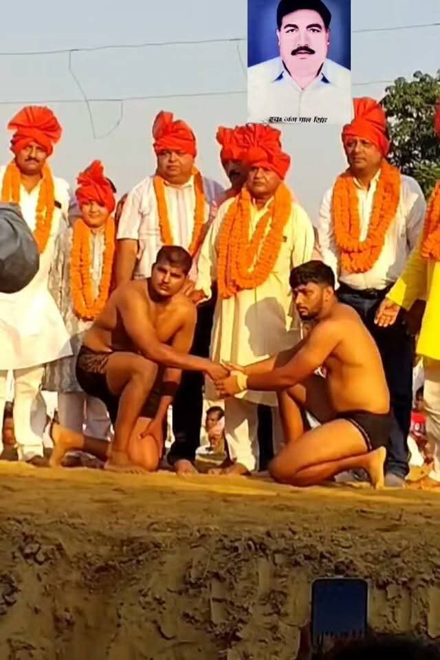 मऊ केसरी जंगपाल सिंह की याद में सजा ऐतिहासिक दंगल!
अखाड़े में गूंजा पहलवानों का दमखम, विजयदशमी पर आदेडीह में दिखा कुश्ती का जुनून!
मऊ | आदेडीह गांव
विजयदशमी के पावन अवसर पर आदेडीह गांव में स्वर्गीय मऊ केसरी जंगपाल सिंह पहलवान की स्मृति में भव्य दंगल प्रतियोगिता का आयोजन किया गया। विभिन्न जिलों से पहुंचे पहलवानों ने अपने शानदार दांव-पेच और दमदार प्रदर्शन से दर्शकों का उत्साह बढ़ाया।
1972 में हासिल किया था मऊ केसरी का खिताब!
स्वर्गीय जंगपाल सिंह पहलवान का जन्म 11 अक्टूबर 1952 को हुआ था। उन्होंने वर्ष 1972 में मऊ केसरी का खिताब हासिल कर अपनी प्रतिभा का लोहा मनवाया। कुश्ती के प्रति उनके समर्पण का अंदाजा इसी से लगाया जा सकता है कि उन्होंने वर्ष 1980 में भलया गांव में अखाड़े की स्थापना कर नई पीढ़ी के पहलवानों को तैयार करने की पहल की।
उनकी विरासत को जीवंत रखने के लिए उनके पुत्र राज नारायण सिंह, हृदय नारायण सिंह, जय नारायण सिंह और संजय कुमार सिंह हर वर्ष विजयदशमी पर स्मृति दंगल का आयोजन कराते हैं।
खेल में दम है तो रोजगार के अवसर भी हैं!
राष्ट्रीय स्तर के पहलवान और भारतीय रेलवे में कार्यरत मंगल सिंह ने कहा कि खेल केवल शारीरिक ताकत का प्रदर्शन नहीं, बल्कि रोजगार पाने और जीवन में आगे बढ़ने का भी सशक्त माध्यम है। खेलों से अनुशासन, मेहनत और चरित्र निर्माण होता है।
युवाओं को आधुनिक अखाड़े और बेहतर सुविधाएं देने की जरूरत!
यूपी केसरी रह चुके पहलवान एवं अखाड़ा संचालक तेज बहादुर सिंह ने ग्रामीण क्षेत्रों में कुश्ती को बढ़ावा देने पर जोर दिया। उन्होंने कहा कि प्रतिभाओं की कमी नहीं है, जरूरत है उन्हें बेहतर प्रशिक्षण, आधुनिक सुविधाएं और उचित मंच उपलब्ध कराने की। अभिभावकों को भी अपने बच्चों को कुश्ती जैसे पारंपरिक खेलों में आगे बढ़ने के लिए प्रोत्साहित करना चाहिए।
कुश्ती सिर्फ खेल नहीं, संस्कार और आत्मविश्वास की पहचान है!
अनुशासन, संघर्ष, आत्मविश्वास और विपरीत परिस्थितियों से लड़ने का जज्बा पैदा करने वाली कुश्ती की परंपरा को बचाना आज समय की मांग है। ग्रामीण अंचलों में अखाड़ों को आधुनिक सुविधाओं से सुसज्जित कर नई प्रतिभाओं को आगे बढ़ाने की जरूरत है, ताकि मऊ की मिट्टी से निकलने वाले पहलवान देश-दुनिया में अपनी पहचान बना सकें।
मिट्टी का मान, पहलवानों का सम्मान और गुरुजनों की विरासत को सलाम!
स्वर्गीय मऊ केसरी जंगपाल सिंह पहलवान को विनम्र श्रद्धांजलि!
आपकी राय में क्या गांव-गांव में आधुनिक कुश्ती अखाड़े बनने चाहिए? कमेंट करके जरूर बताएं।
पोस्ट को शेयर करें और मऊ की इस गौरवशाली कुश्ती परंपरा को आगे बढ़ाने में अपना योगदान दें।
सुनिए वीडियो में तेज बहादुर सिंह और मंगल सिंह ने क्या कहा —
#मऊ #आदेडीह #जंगपालसिंहपहलवान #मऊकेसरी #दंगल #कुश्ती #पहलवान #यूपीकेसरी #ग्रामीणखेल #खेलऔररोजगार #विजयदशमी #MauNews #Wrestling