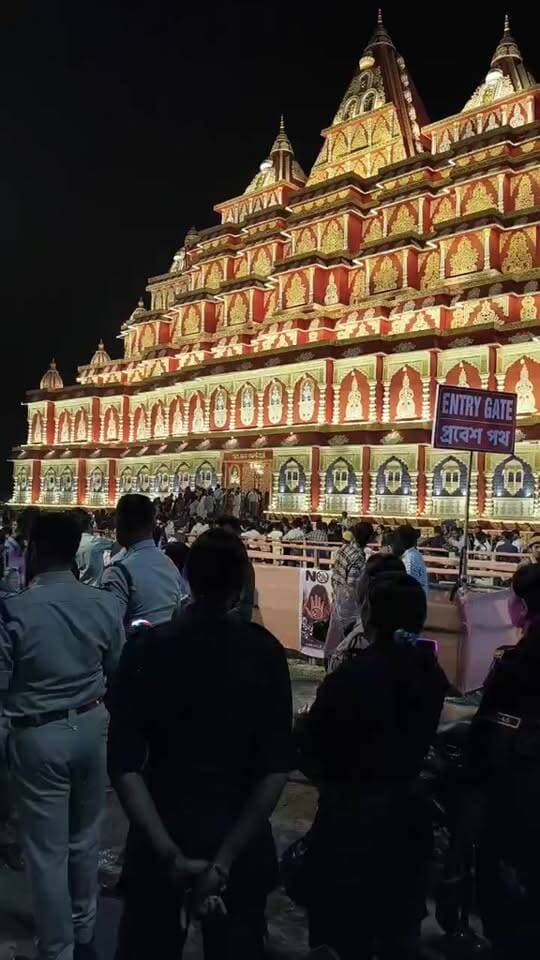 মহানবমীর রাতে দুর্গাপূজার মন্ডপে মন্ডপে আলিপুরদুয়ার জেলা পুলিশ সুপার।
Alipurduar District Police #highlightseveryone