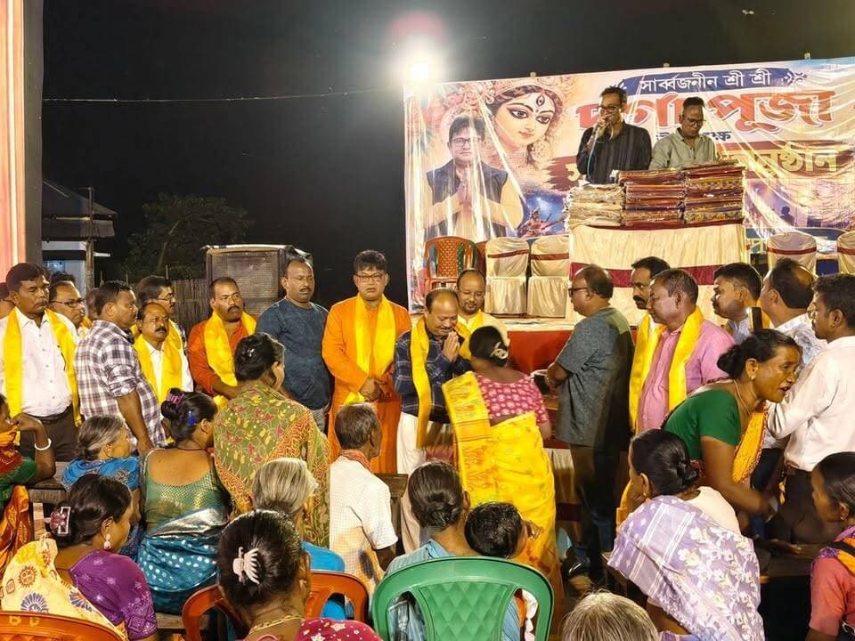 মানবিক উদ্যোগ, চাপরের পাড় গ্রামের প্রবীন-প্রবীনাদের দুর্গাপূজায় উপহার যুব ইউনিট ক্লাবের তরফে। সাধুবাদ সকলের
#highlightseveryone #alipurduardistrict #DurgaPuja2026 #goodwork