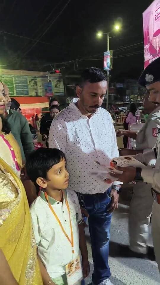 আলিপুরদুয়ার চৌপথিতে পুলিশের পূজার কার্যক্রম দেখুন