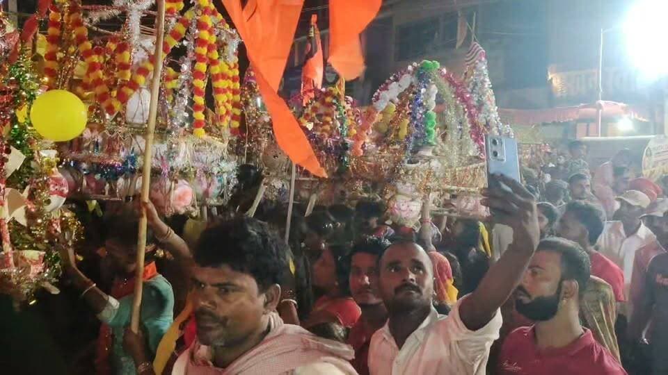 सुरसंड में ऐतिहासिक दुर्गा पूजा को लेकर मां के दरबार में पहुंचा भव्य जुलूस, मां के जयकारों से गूंजा शहर।