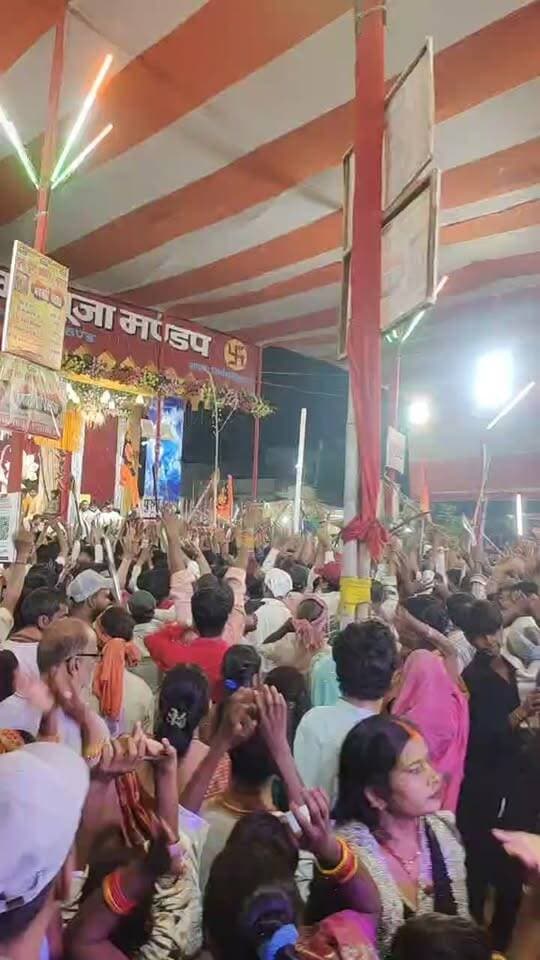 सुरसंड में ऐतिहासिक दुर्गा पूजा को लेकर मां के दरबार में पहुंचा भव्य जुलूस, मां के जयकारों से गूंजा शहर।